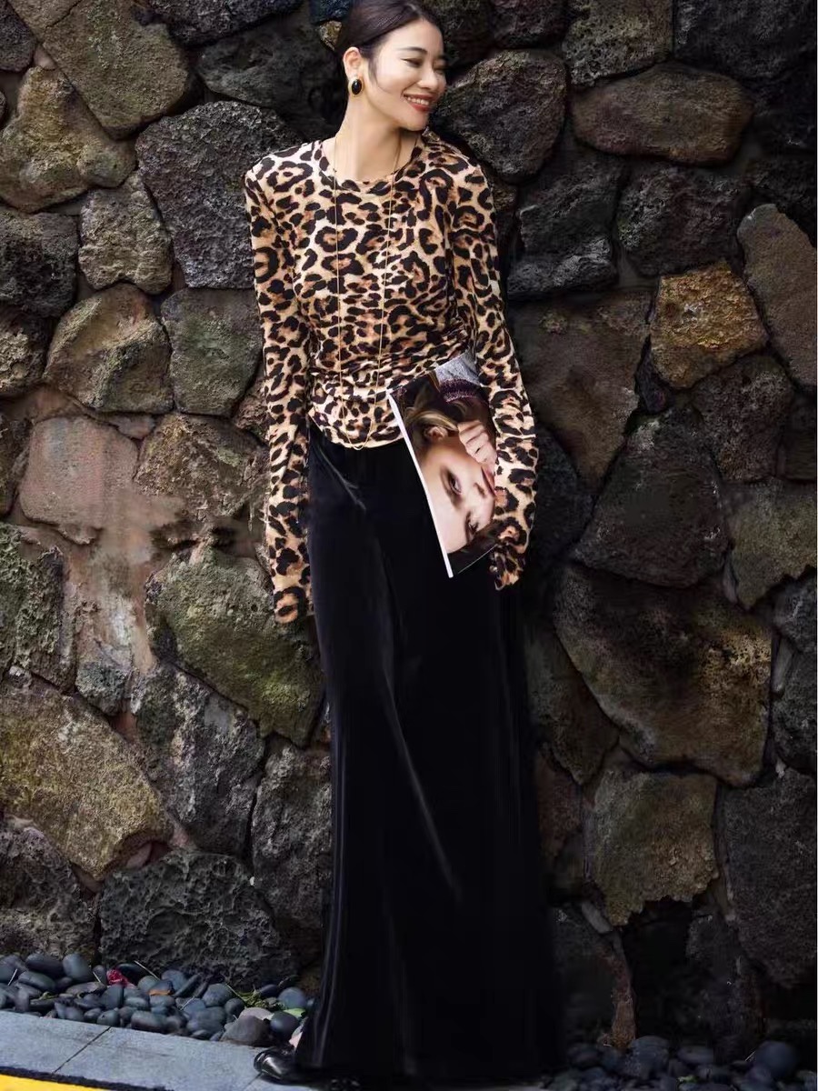 High-end Quality Female Dress with YSL Packaging & Stylish Panther T-shirts for Autumn - 图片 2
