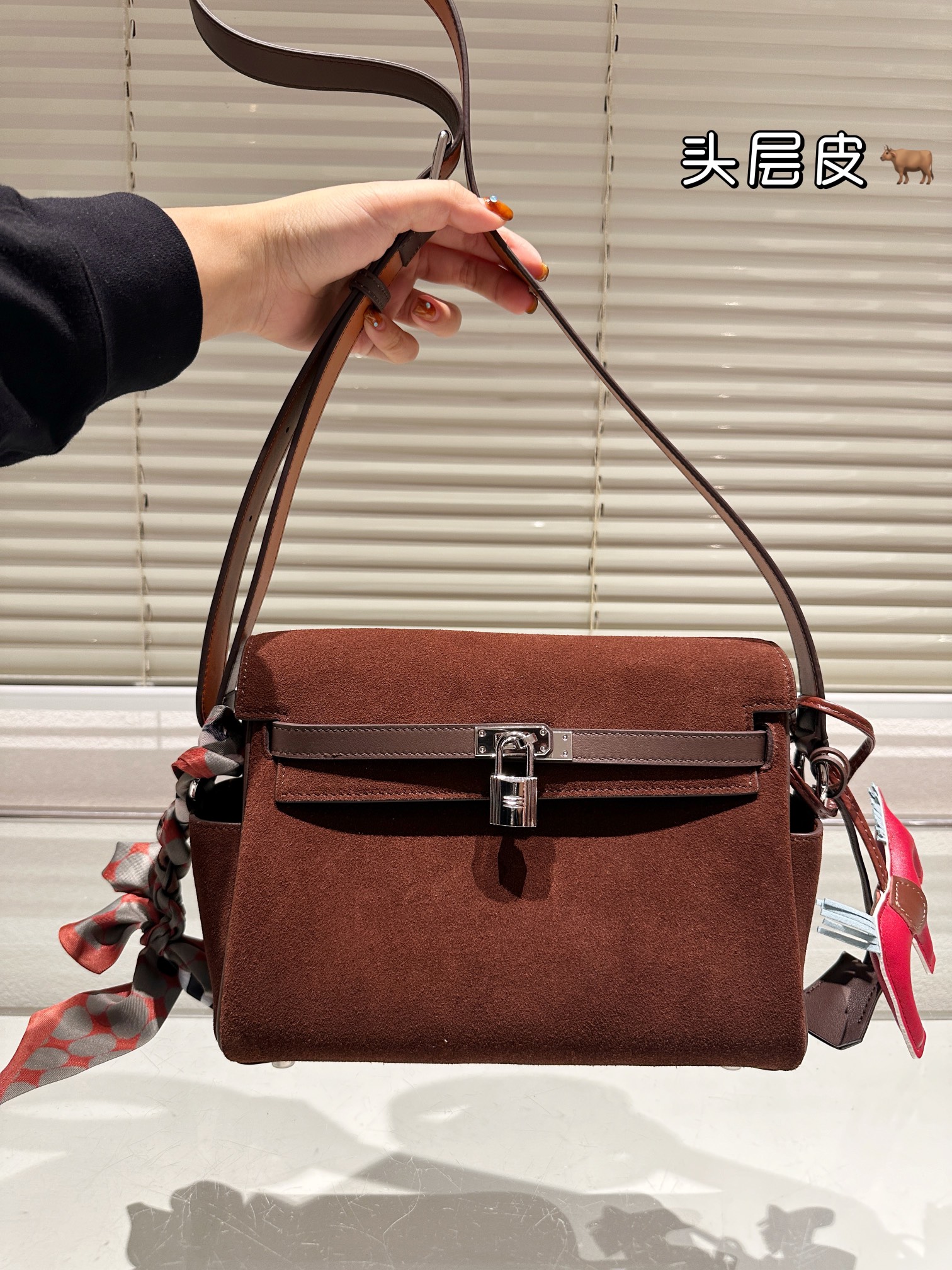 顶级原单 头层牛皮 P340 爱马仕/kelly 邮差包公文包 上身就是档次 爱马仕lelly 邮差包公文包 上身就是档次和高级感. 可腋下可手提可单肩.多种背法。 大方又贵气.气质拉满! 尺寸26 19cm