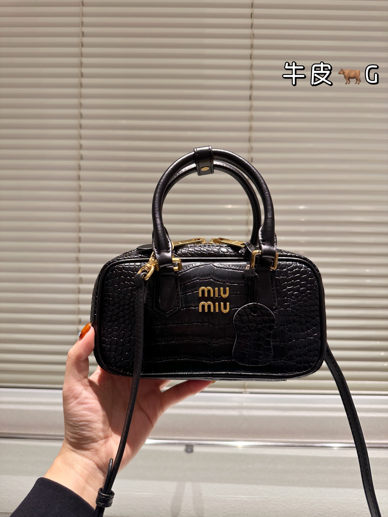 头层牛皮 P275 mini新版本 鳄鱼纹，Miu家新款保龄球包包，官网主推，今年绝对爆🔥款式，顶级进口小牛皮，Miu家独具风格Matelasse图案，包身精致立体有型，正面刻字徽标与皮革颜色相呼应，可拆卸可调节皮革长肩带，棉质缎面衬里，配拉链式口袋，众多明星网红同款， 尺寸19.5X10.5X4.5Cm，
