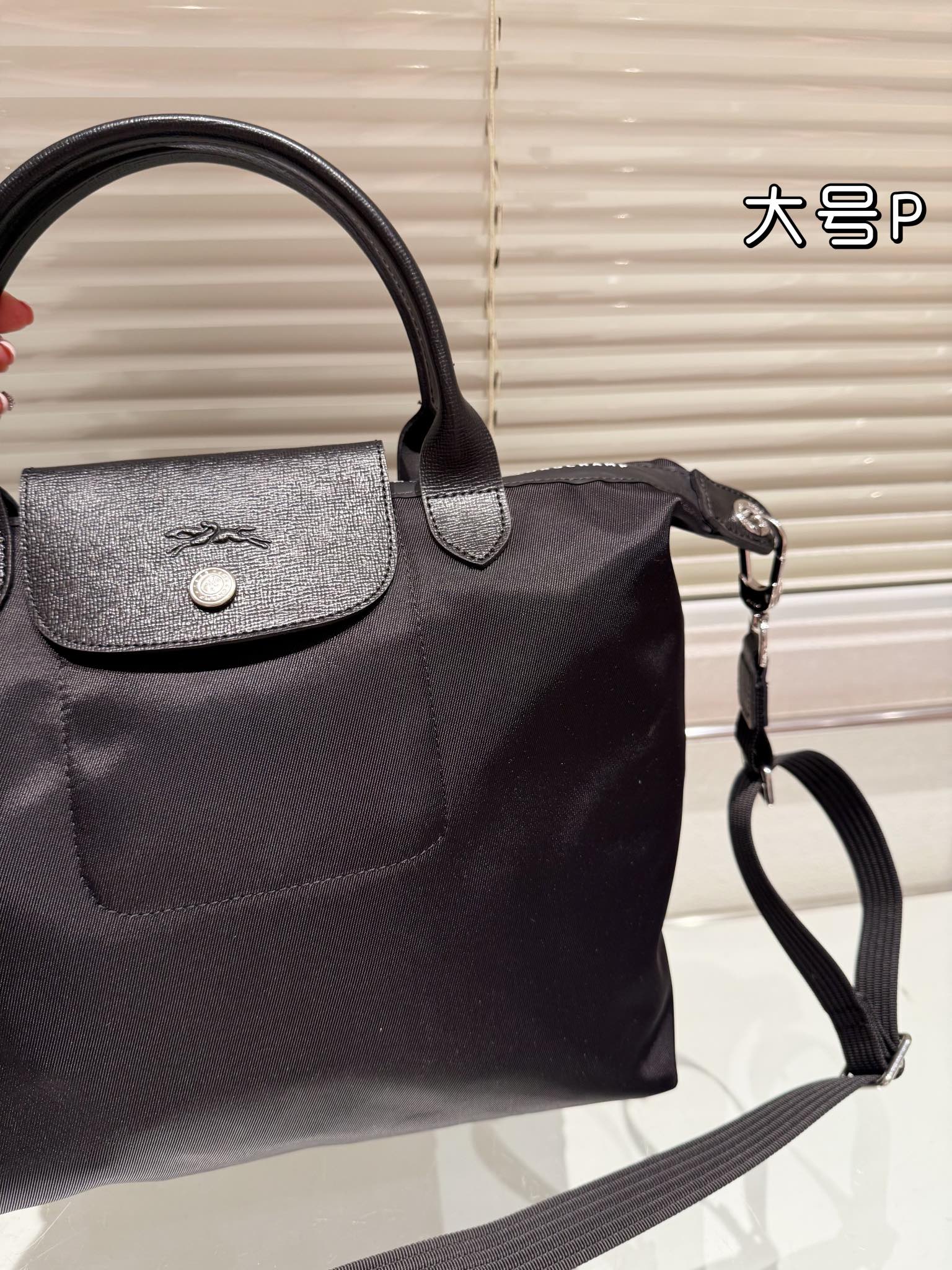 “Longchamp Celebrates 70th Anniversary with Big LePliage Collier Massaï Handbags” - 图片 4