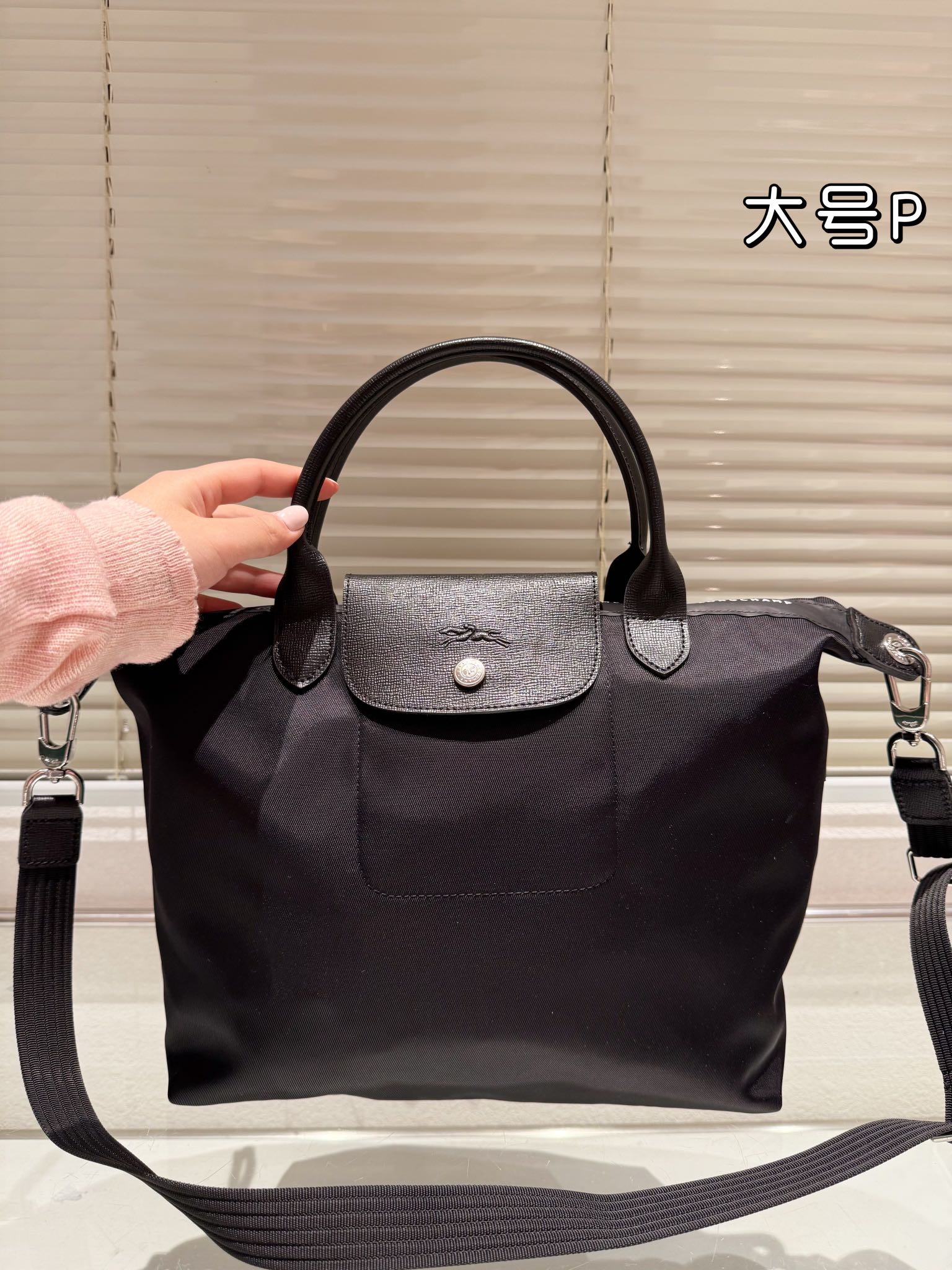 “Longchamp Celebrates 70th Anniversary with Big LePliage Collier Massaï Handbags” - 图片 5