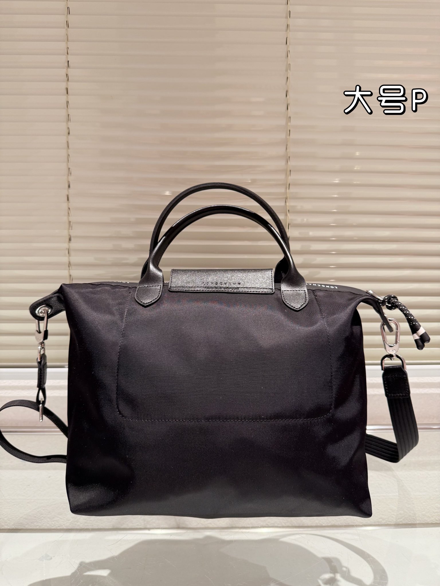 “Longchamp Celebrates 70th Anniversary with Big LePliage Collier Massaï Handbags” - 图片 2