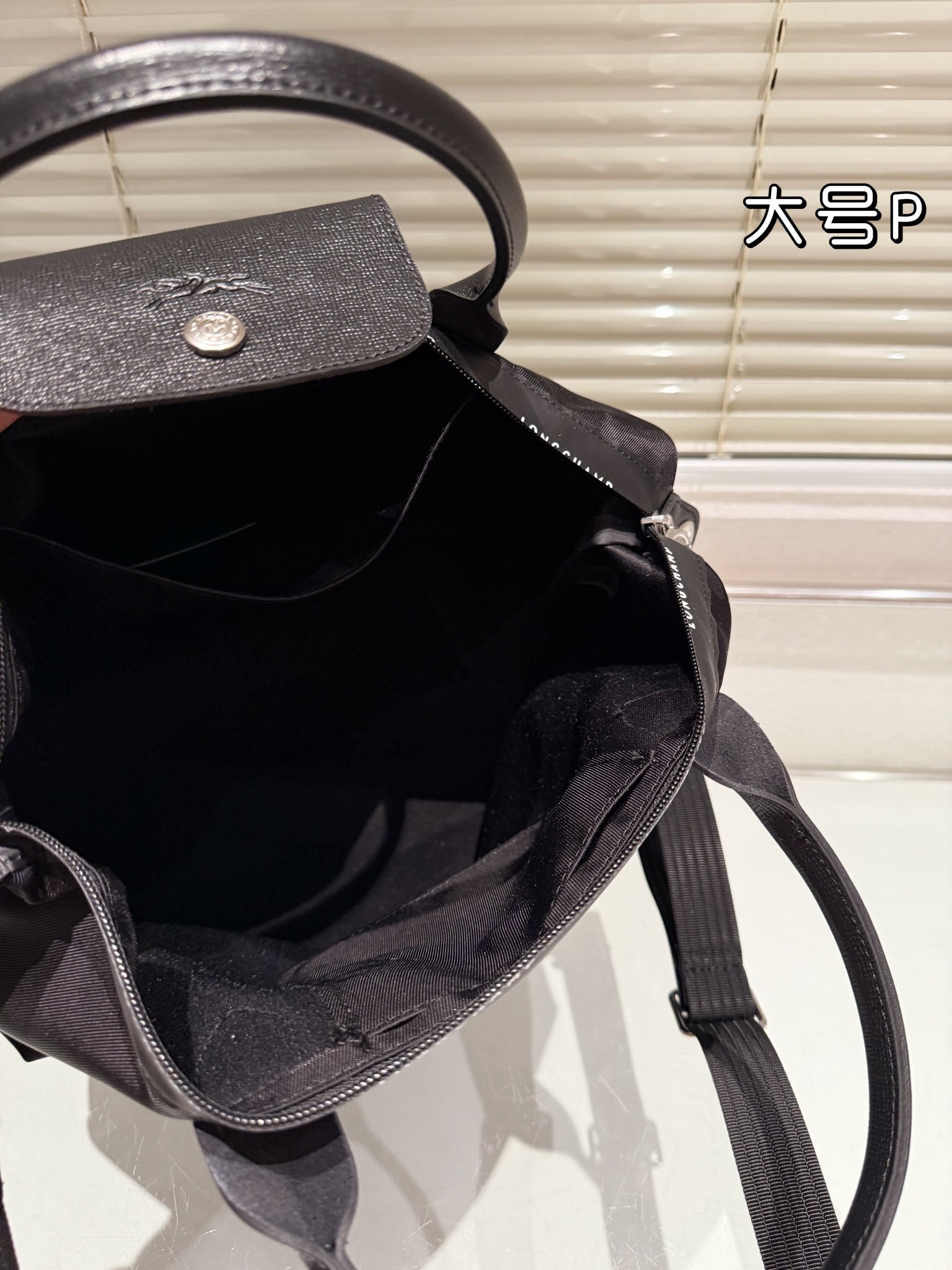 “Longchamp Celebrates 70th Anniversary with Big LePliage Collier Massaï Handbags” - 图片 9