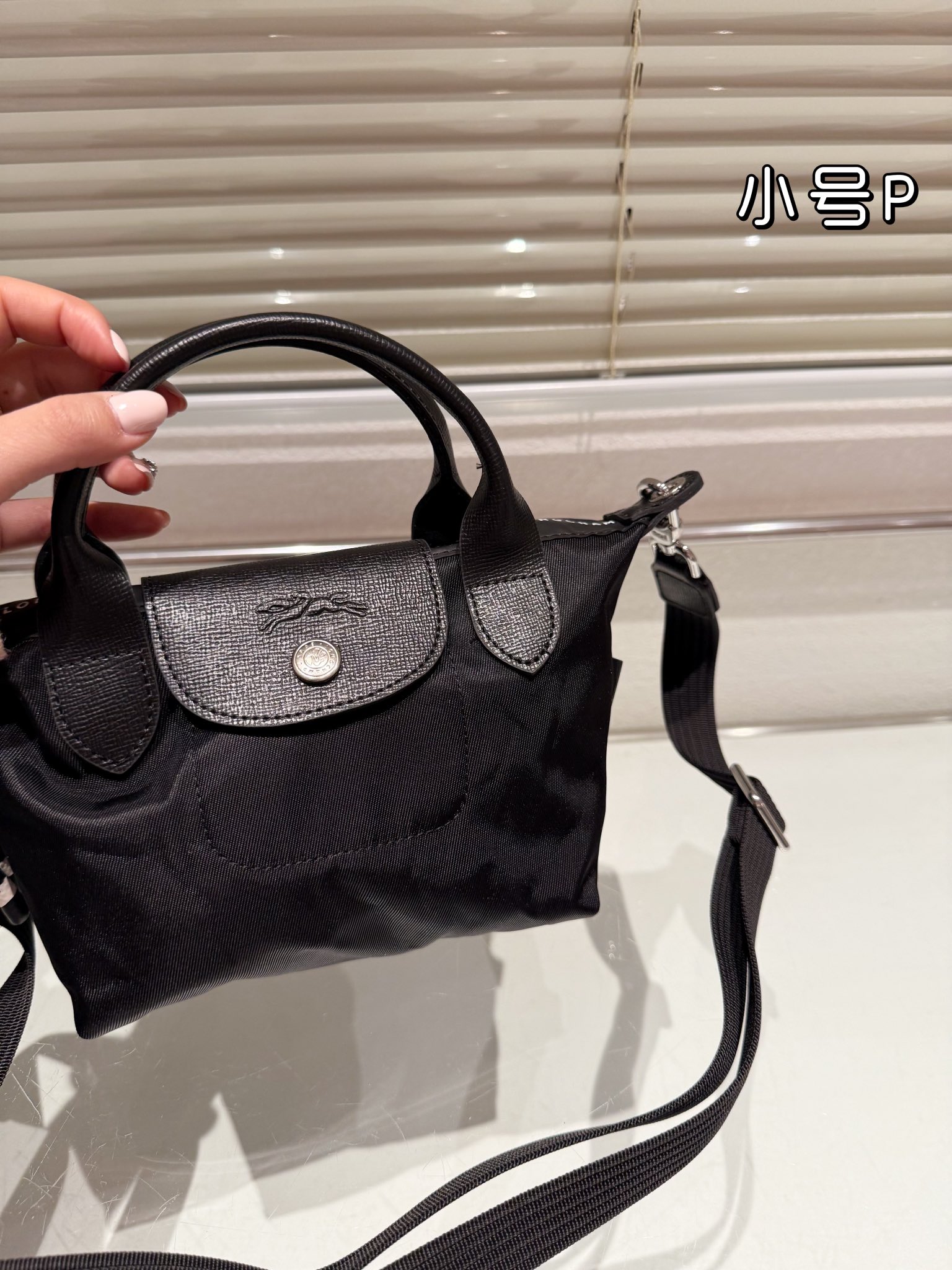 “Longchamp Le Pliage Collier Massaï: Waterproof Handbags with Unique Design for 70th Anniversary” - 图片 4