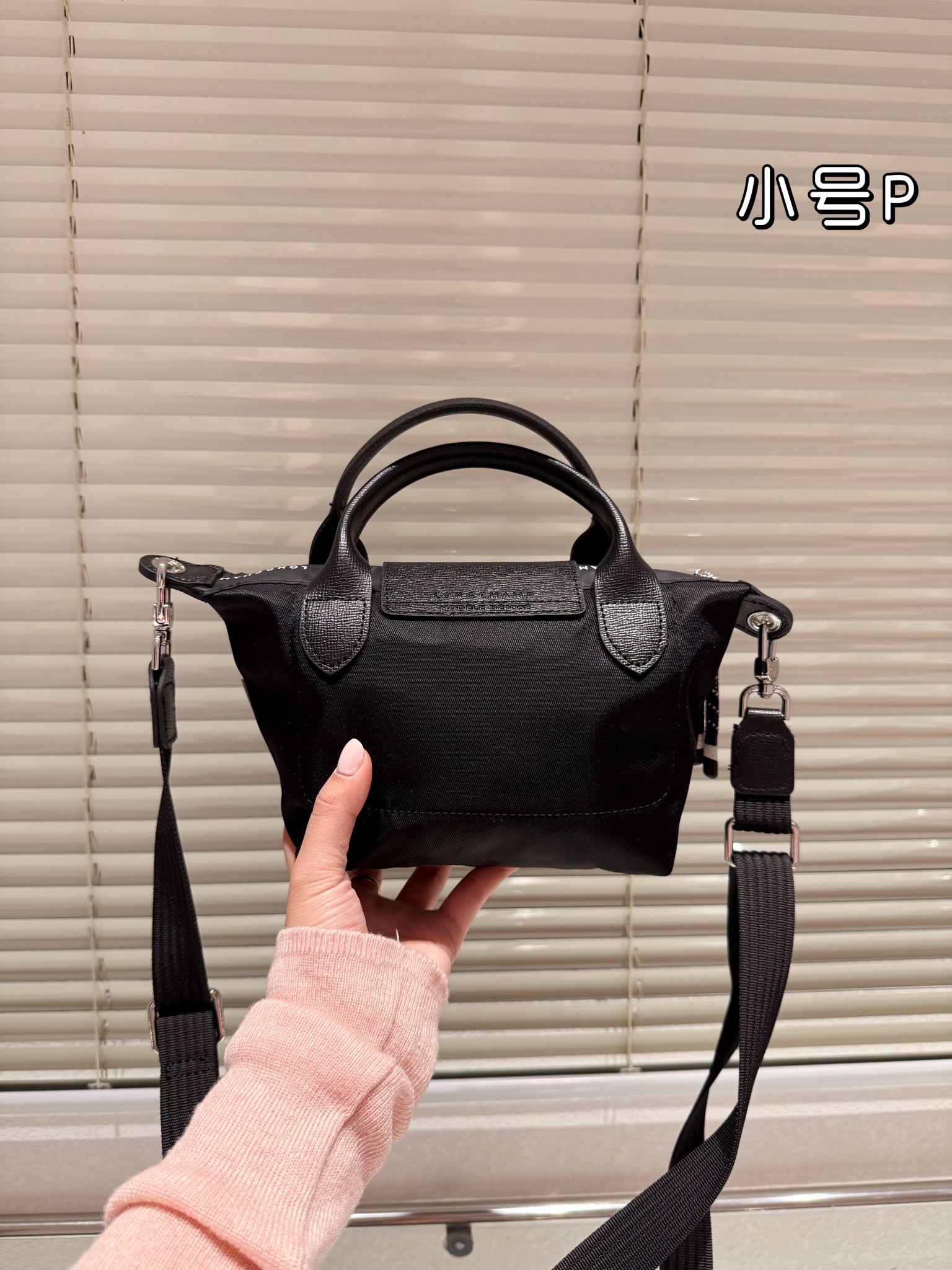 “Longchamp Le Pliage Collier Massaï: Waterproof Handbags with Unique Design for 70th Anniversary” - 图片 5
