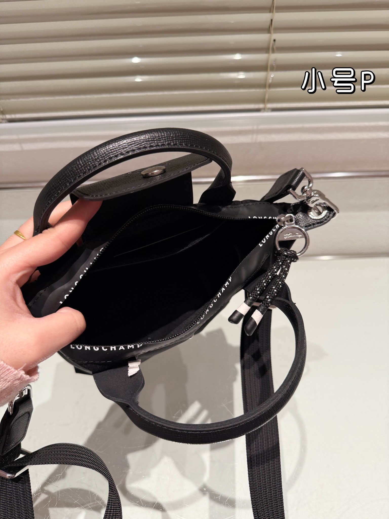 “Longchamp Le Pliage Collier Massaï: Waterproof Handbags with Unique Design for 70th Anniversary” - 图片 9