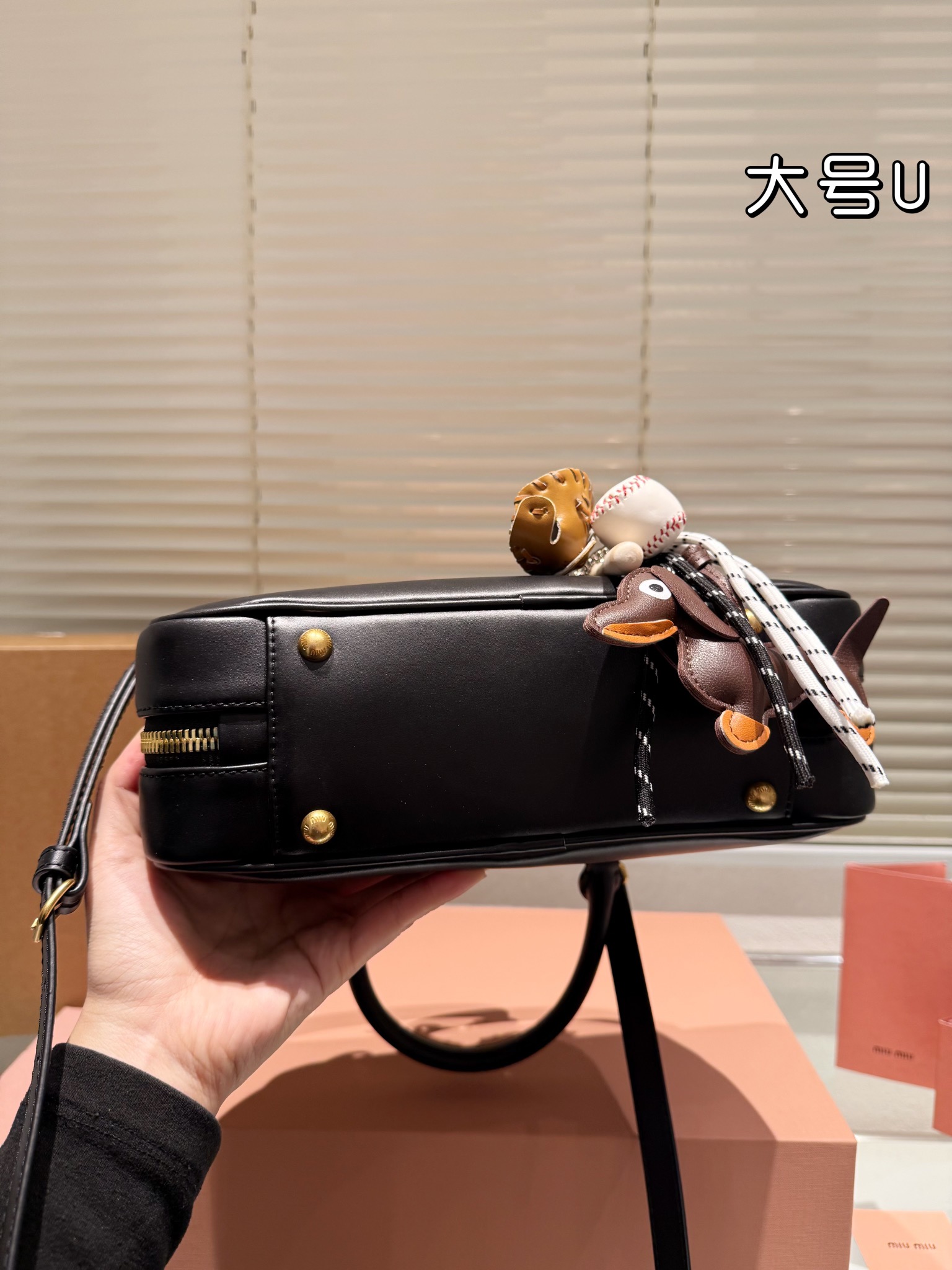P300 牛皮配挂件 配礼盒🎁
miumiu限定款相机包 简单又好看 
miumiu而且超级实用，
#miumiu新款包包
尺寸大号28 13cm