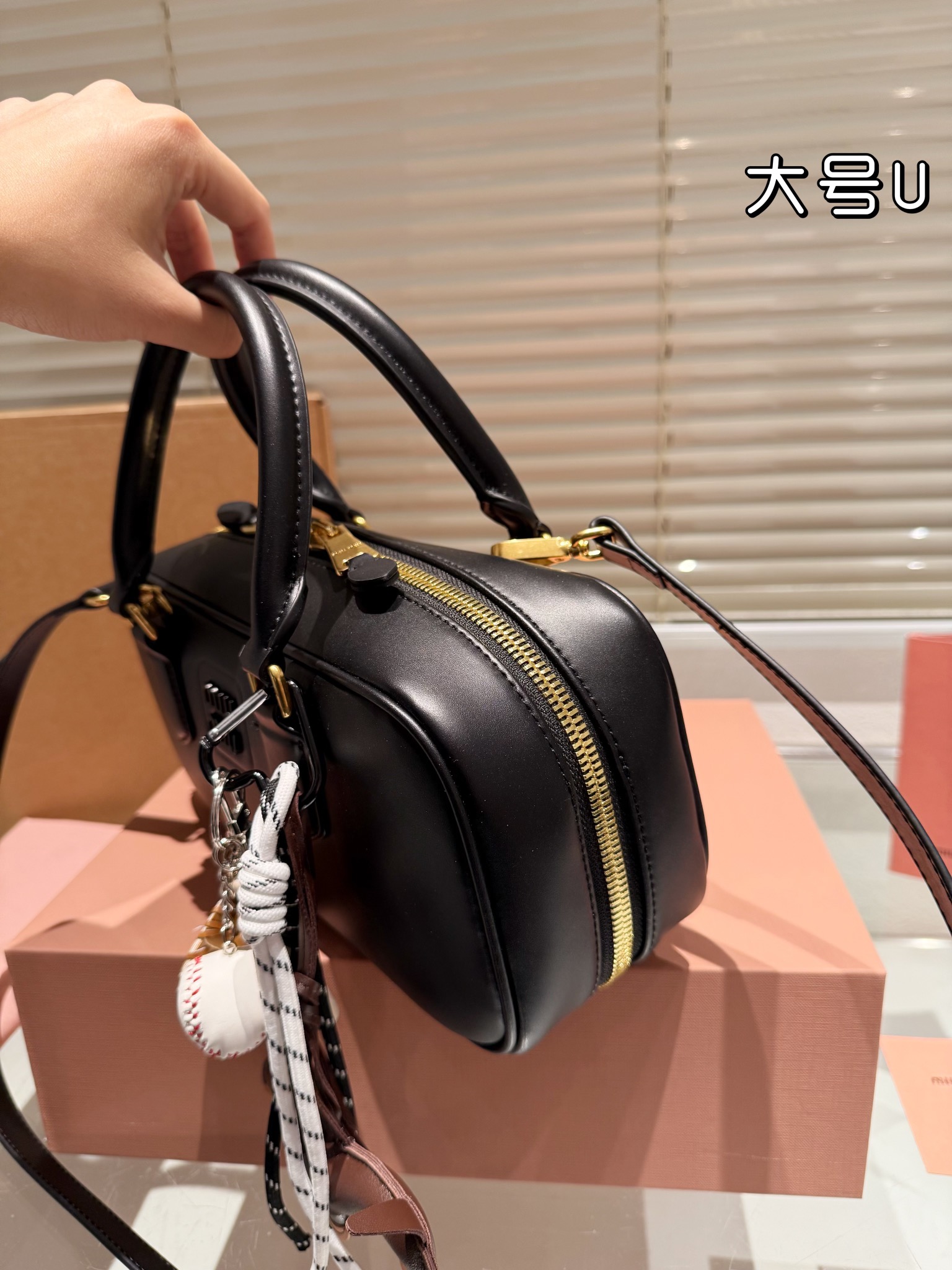 P300 牛皮配挂件 配礼盒🎁
miumiu限定款相机包 简单又好看 
miumiu而且超级实用，
#miumiu新款包包
尺寸大号28 13cm