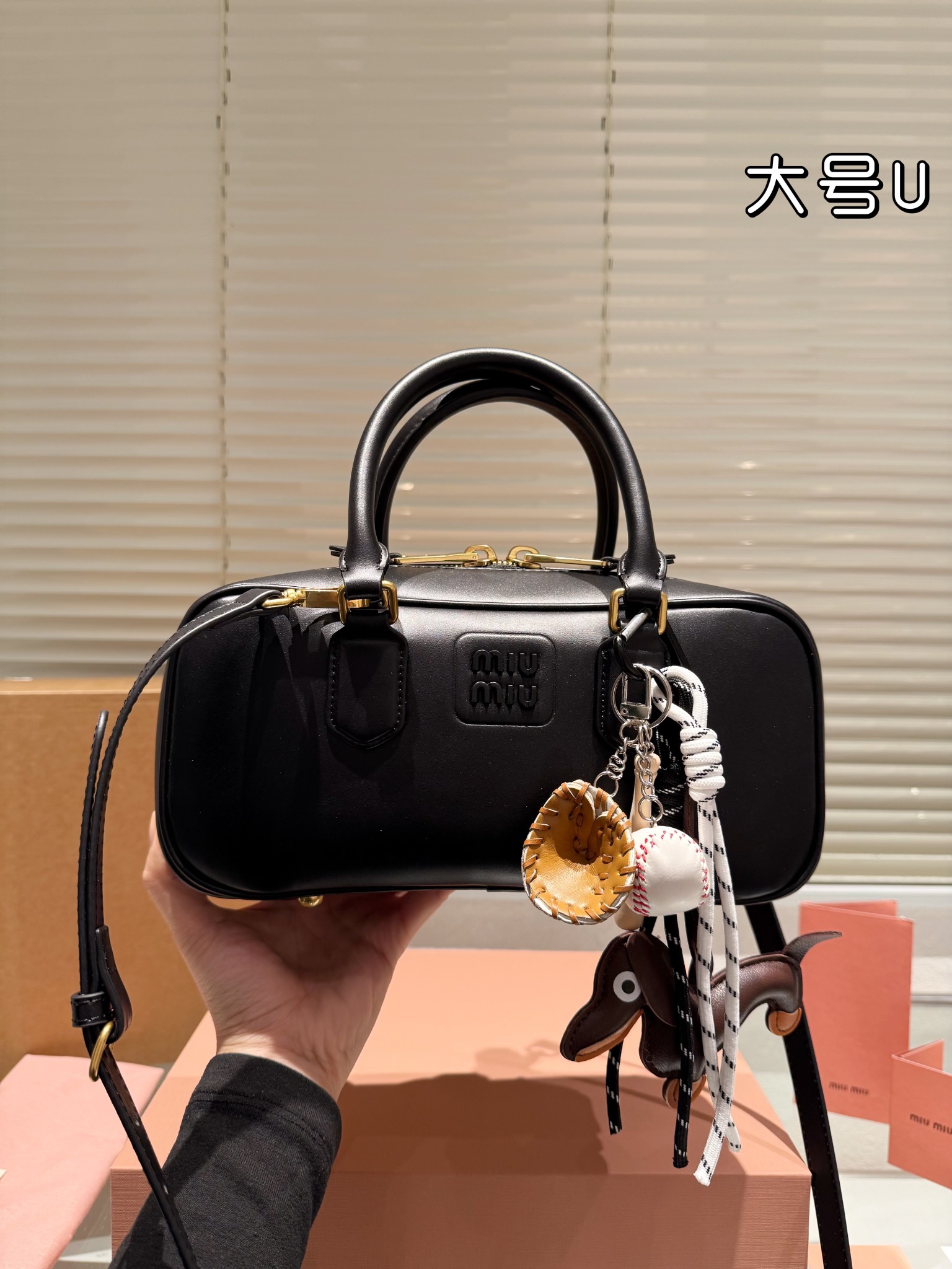 P300 牛皮配挂件 配礼盒🎁
miumiu限定款相机包 简单又好看 
miumiu而且超级实用，
#miumiu新款包包
尺寸大号28 13cm