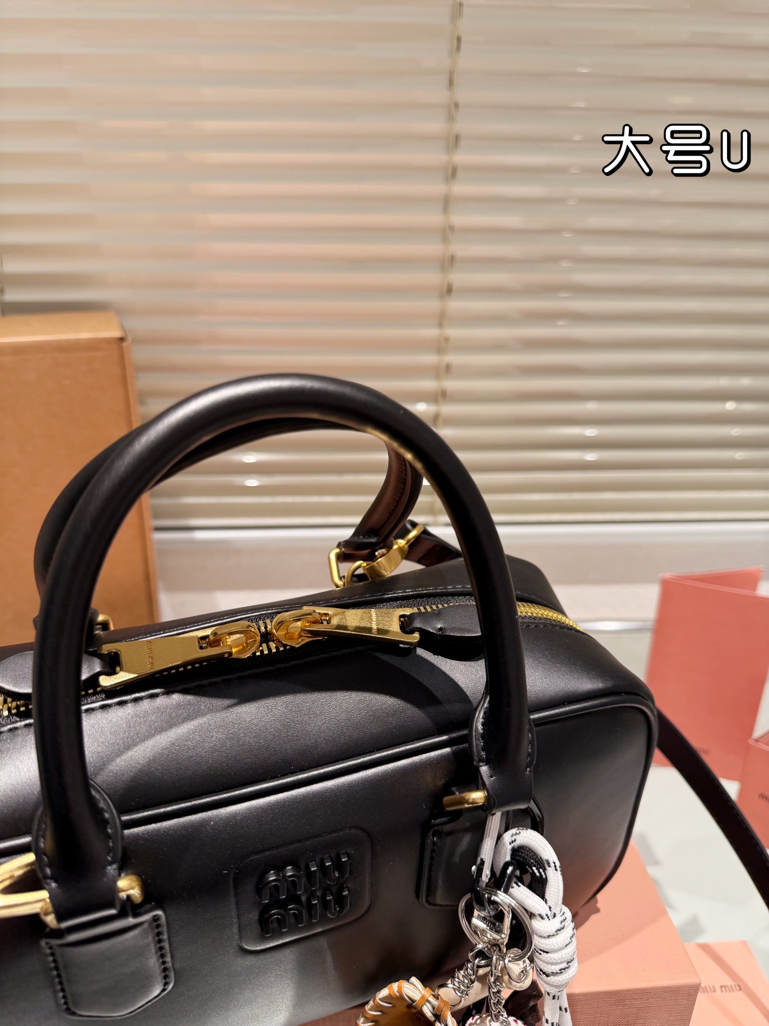 P300 牛皮配挂件 配礼盒🎁
miumiu限定款相机包 简单又好看 
miumiu而且超级实用，
#miumiu新款包包
尺寸大号28 13cm