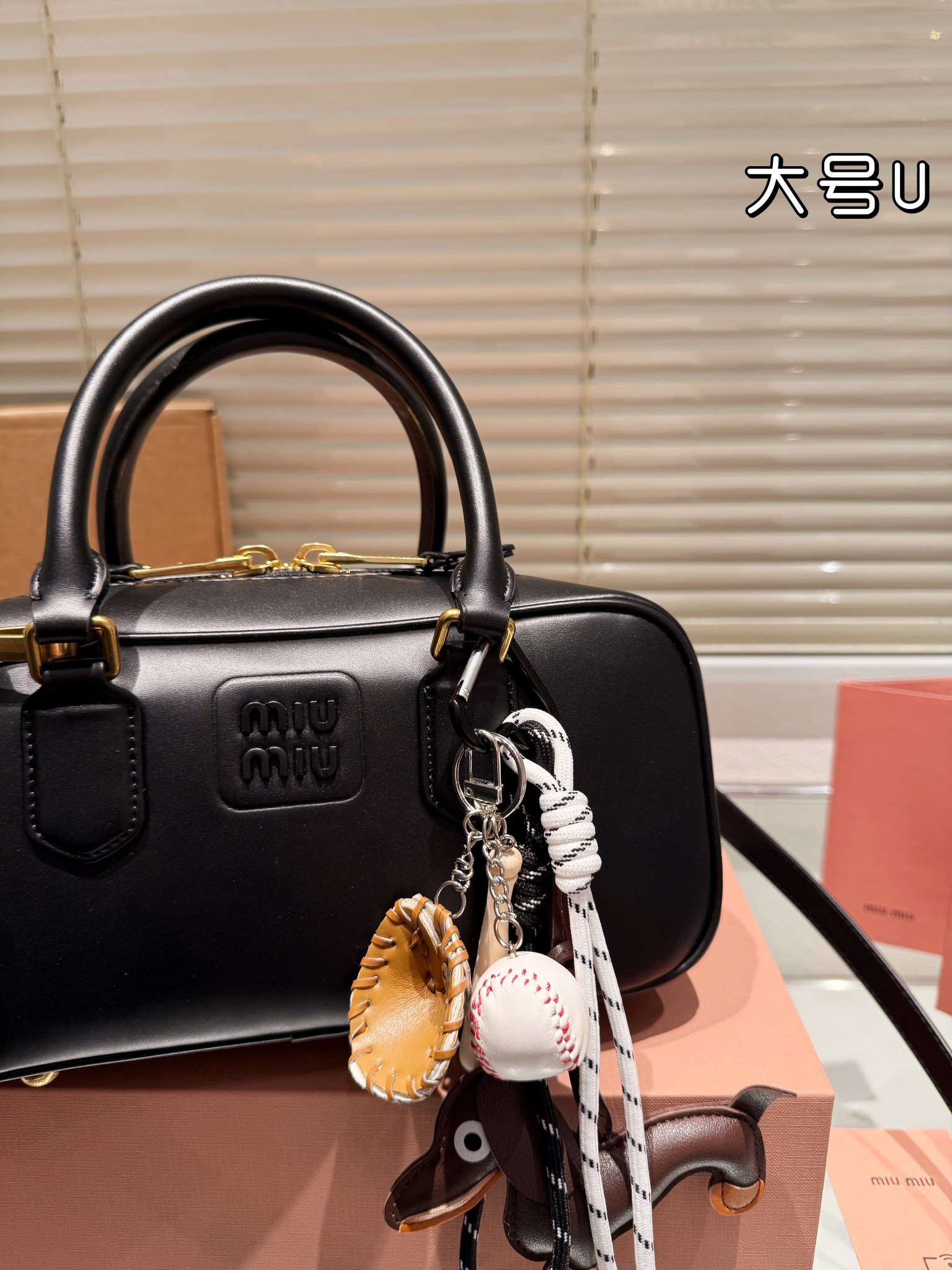 P300 牛皮配挂件 配礼盒🎁
miumiu限定款相机包 简单又好看 
miumiu而且超级实用，
#miumiu新款包包
尺寸大号28 13cm