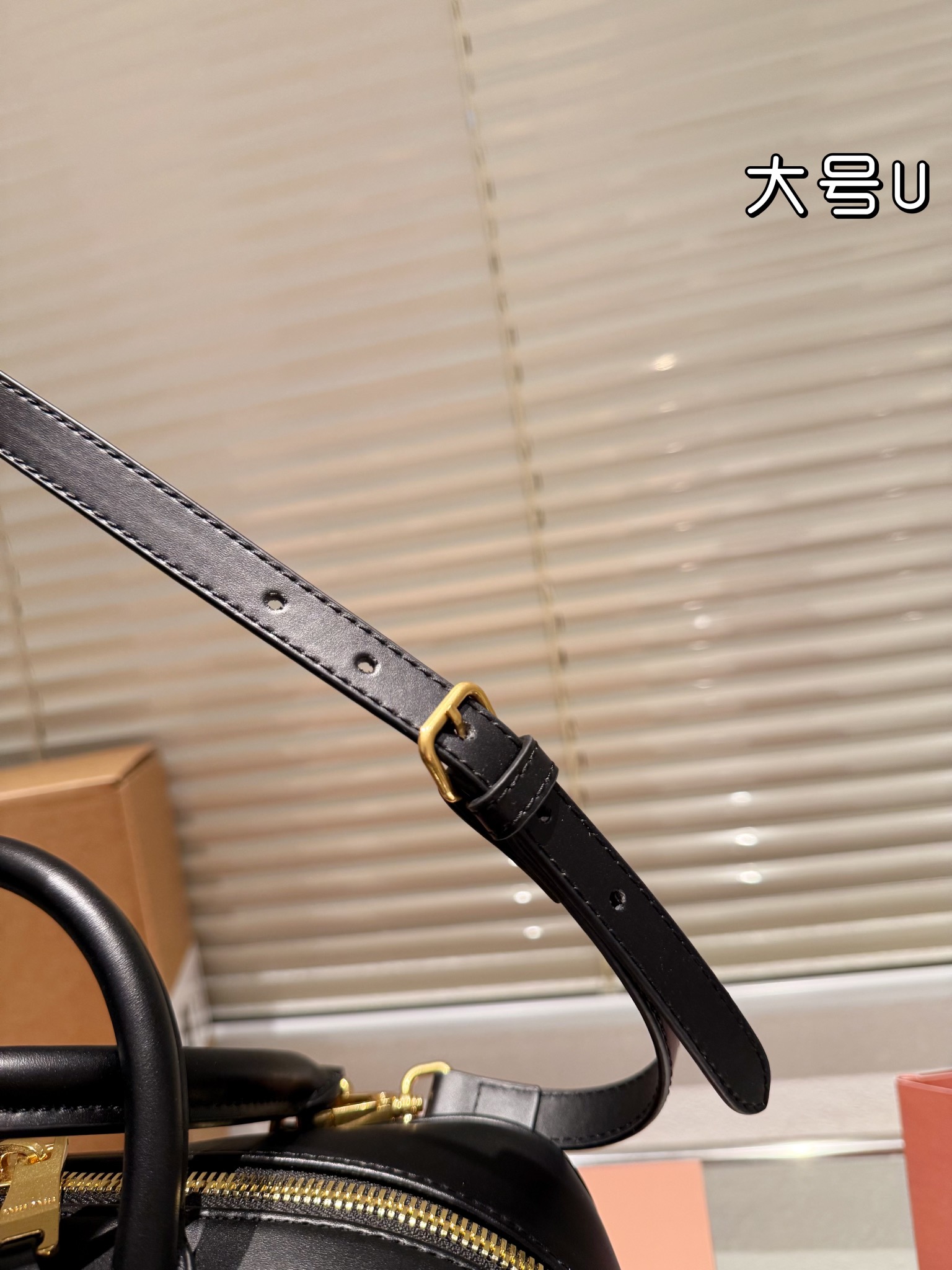 P300 牛皮配挂件 配礼盒🎁
miumiu限定款相机包 简单又好看 
miumiu而且超级实用，
#miumiu新款包包
尺寸大号28 13cm