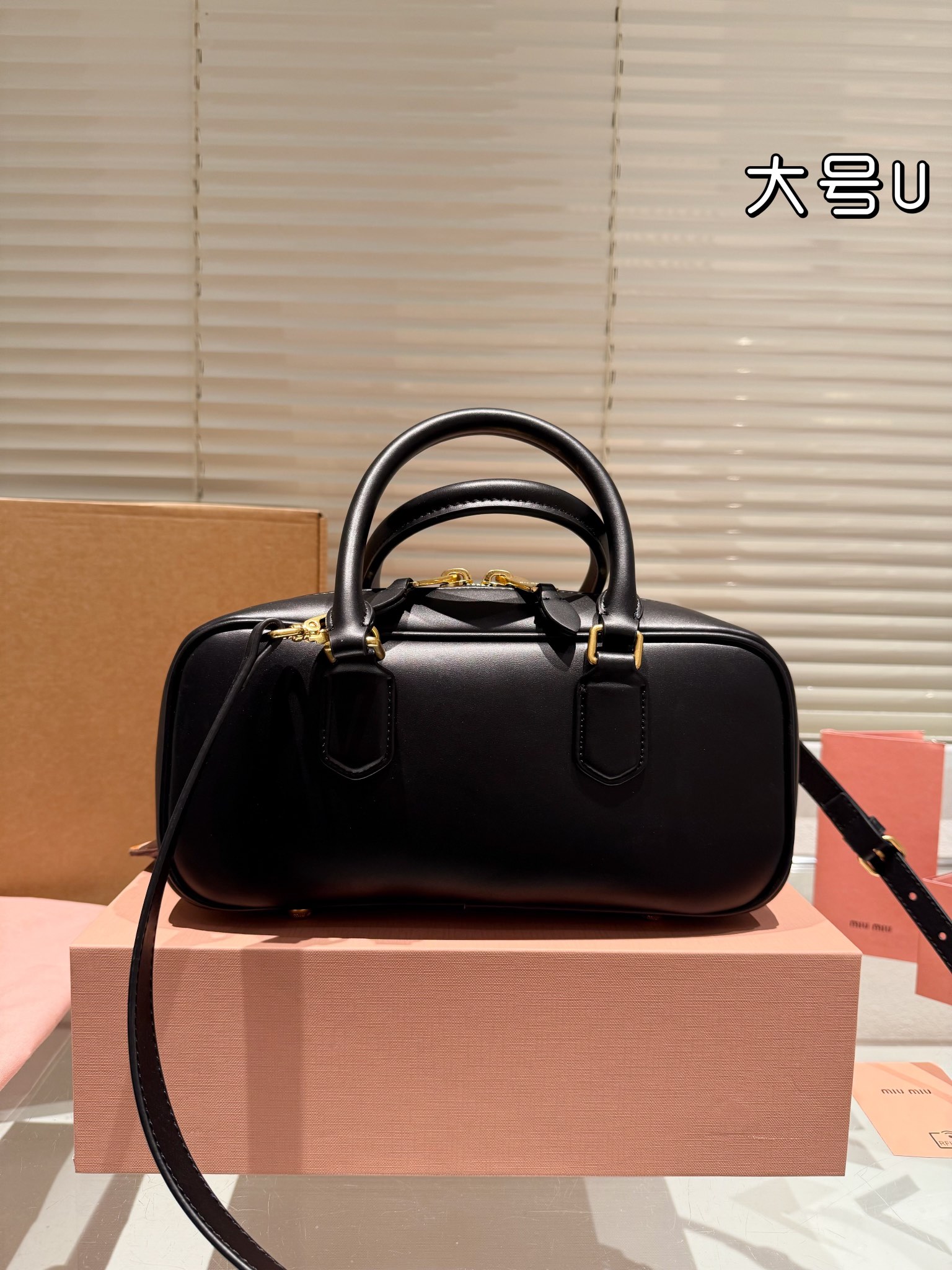 P300 牛皮配挂件 配礼盒🎁
miumiu限定款相机包 简单又好看 
miumiu而且超级实用，
#miumiu新款包包
尺寸大号28 13cm