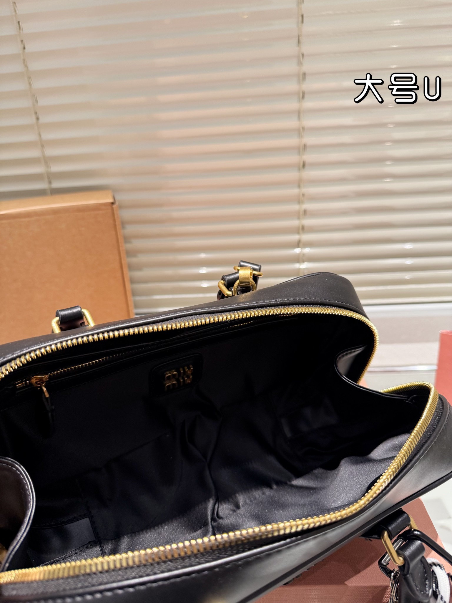 P300 牛皮配挂件 配礼盒🎁
miumiu限定款相机包 简单又好看 
miumiu而且超级实用，
#miumiu新款包包
尺寸大号28 13cm