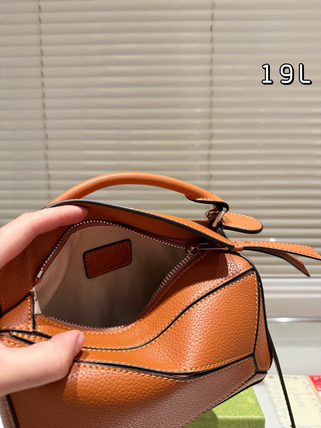 罗家 loewe 从此多一只 bag 罗家几何包家族的包粉们肯定都乐开了花,经典几何包又要凭借迷你包大肆吸粉啦 9