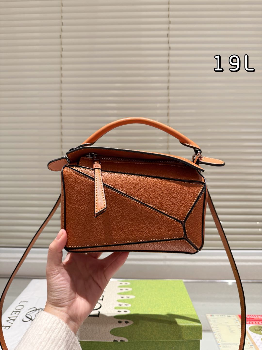 罗家 loewe 从此多一只 bag 罗家几何包家族的包粉们肯定都乐开了花,经典几何包又要凭借迷你包大肆吸粉啦 4