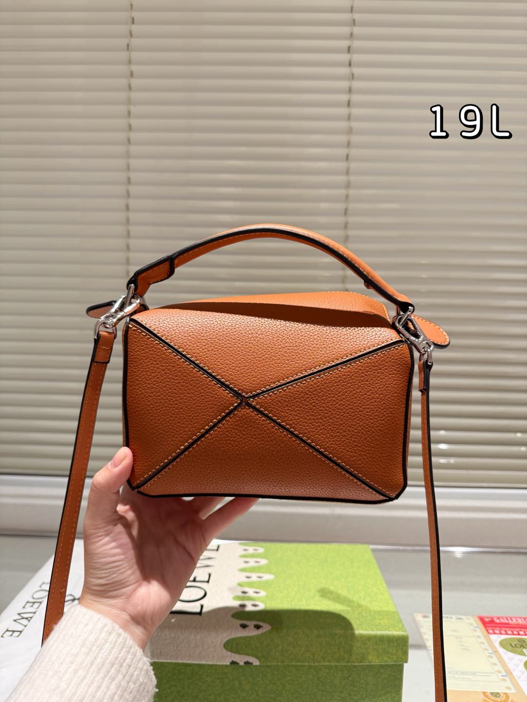 罗家 loewe 从此多一只 bag 罗家几何包家族的包粉们肯定都乐开了花,经典几何包又要凭借迷你包大肆吸粉啦 7