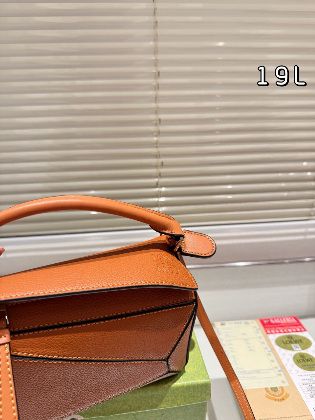 罗家 loewe 从此多一只 bag 罗家几何包家族的包粉们肯定都乐开了花,经典几何包又要凭借迷你包大肆吸粉啦 2