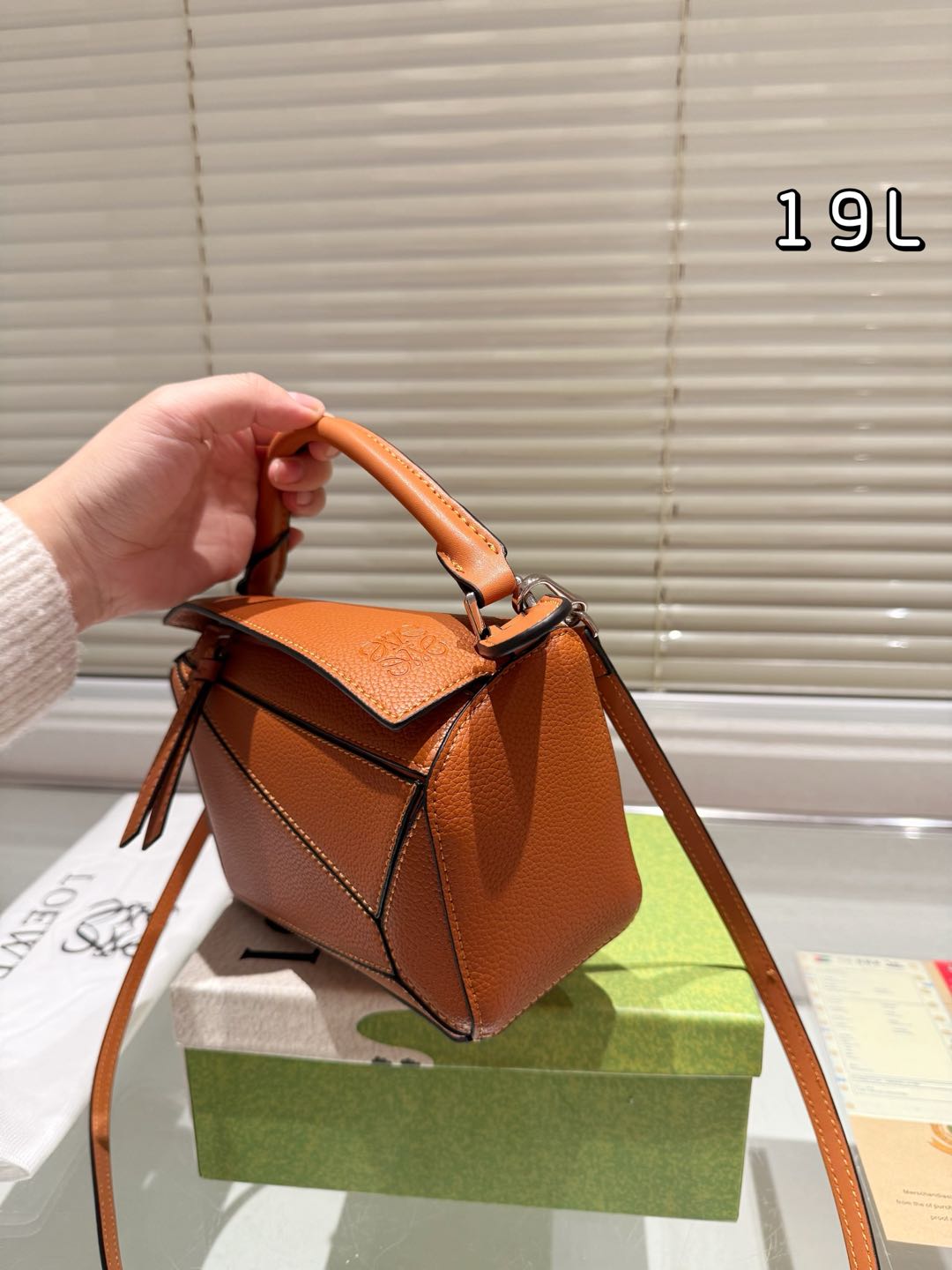 罗家 loewe 从此多一只 bag 罗家几何包家族的包粉们肯定都乐开了花,经典几何包又要凭借迷你包大肆吸粉啦 5