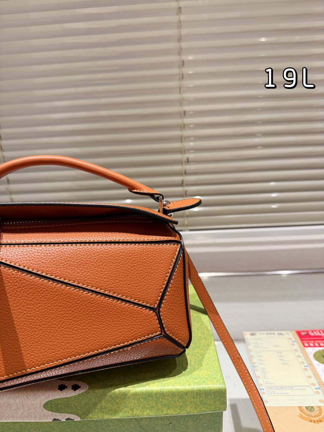罗家 loewe 从此多一只 bag 罗家几何包家族的包粉们肯定都乐开了花,经典几何包又要凭借迷你包大肆吸粉啦 3