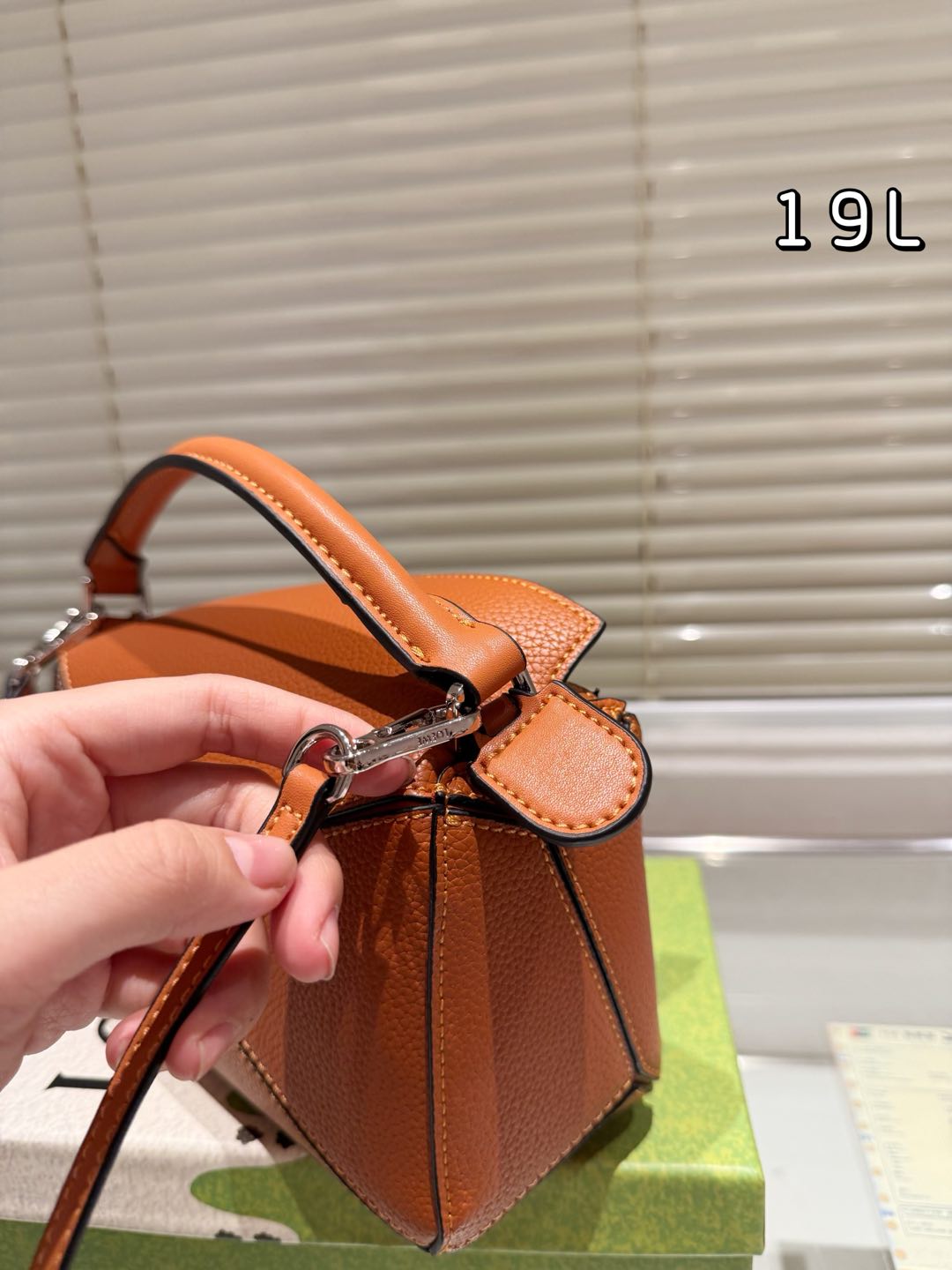 罗家 loewe 从此多一只 bag 罗家几何包家族的包粉们肯定都乐开了花,经典几何包又要凭借迷你包大肆吸粉啦 8