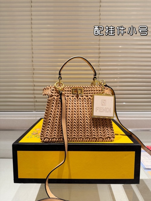 حقيبة يد Fendi Peekaboo من جلد النوبوك المنسوج مع تعليقة، تصميم فاخر وعصري 1 حقيبة يد Fendi Peekaboo من جلد النوبوك المنسوج مع تعليقة، تصميم فاخر وعصري