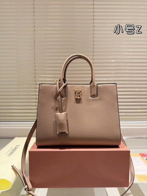 Burberry Berry handtas, perfect voor de herfst | Hand- en schoudertas 1 Burberry Berry handtas, perfect voor de herfst | Hand- en schoudertas