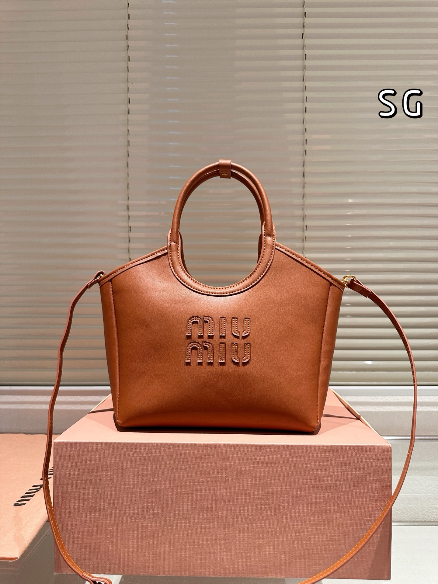 💰350
miumiu 新款限定款杀疯了!

miumiu日本限定款杀疯了

牛仔托特超火的 

怎么可以这么洋气还不撞款

水桶腋下包也是特别百搭

miumiu真的太火了!25cm