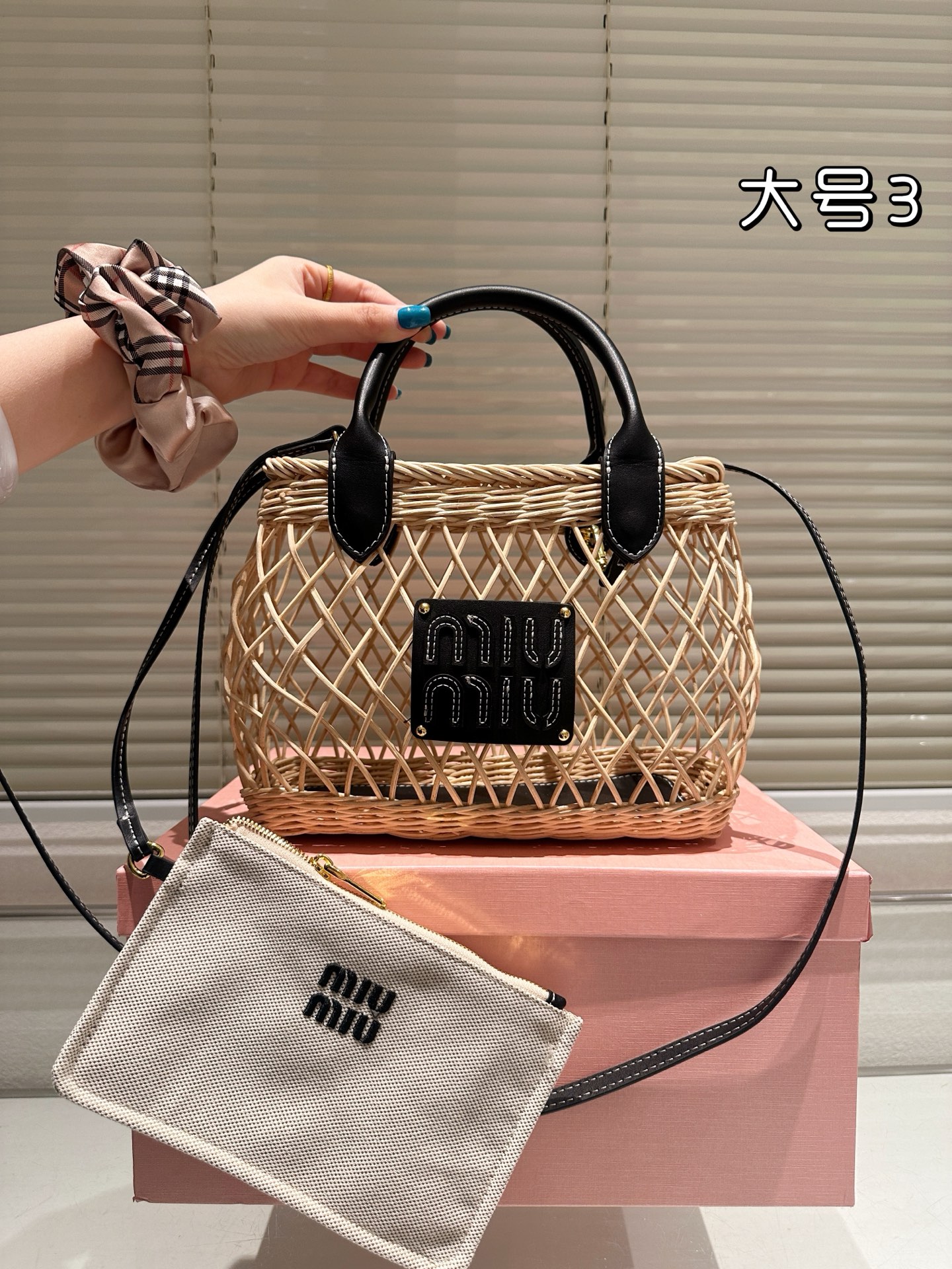 NO:331876,MIUMI* (large size 23*18cm) 2025 latest style bowling bags, just the right sweetness!  It's hard not to love it!  It feels like being chubby and rich!  It can be carried by hand or cross-body. It is definitely not a small waste bag, it has a sufficient capacity~~ It is the little princess of miumiu when she appears!  Count small size, large size, miumiu, alexander wang19860909MIUMI*（大号size23*18cm） 2025 最新款 保龄球包包菜篮子,甜度刚好！很难不爱啊啊！又奶又千金的感觉！可手拎也可斜挎,绝对不是小废包哦,容量足足的~~出场就是miumiu小公主！ 码数小号 大号,,miumiu,alexander wang,Women's clothing