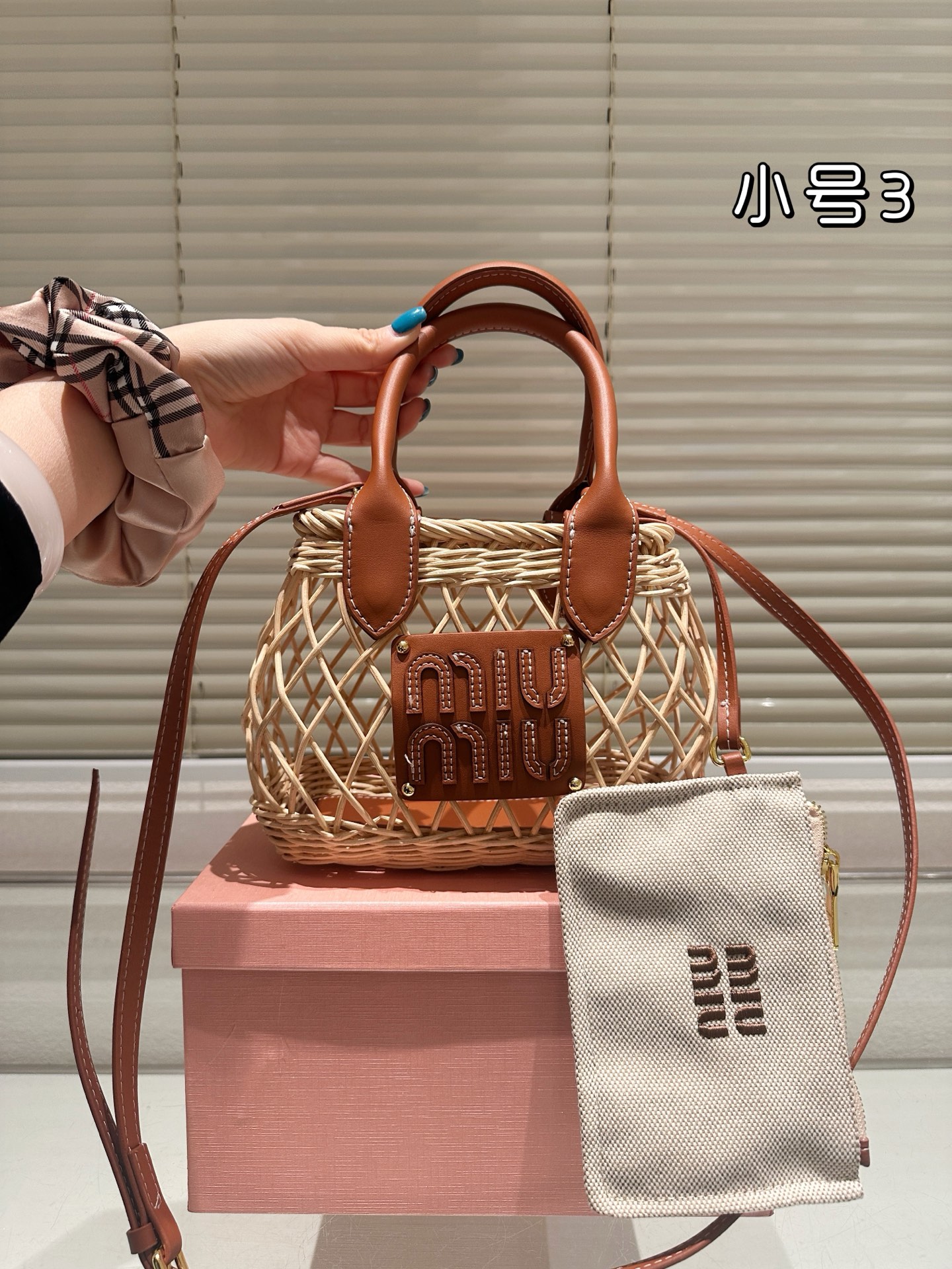 NO:331880,MIUMI* (small size18*14cm) 2025 latest style bowling bags and cabbage baskets, just the right sweetness!  It's hard not to love it!  It feels like being chubby and rich!  It can be carried by hand or cross-body. It is definitely not a small waste bag, it has a sufficient capacity~~ It is the little princess of miumiu when she appears!  Count small size, large size, miumiu, alexander wang19860909MIUMI*（小号size18*14cm） 2025 最新款 保龄球包包菜篮子,甜度刚好！很难不爱啊啊！又奶又千金的感觉！可手拎也可斜挎,绝对不是小废包哦,容量足足的~~出场就是miumiu小公主！ 码数小号 大号,,miumiu,alexander wang,Women's clothing