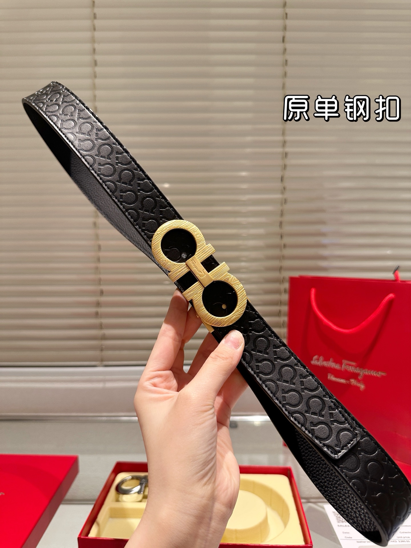 双头‼️💰300包邮 钢扣
高版本！腰带[嘿哈]菲拉格慕牛皮🐂皮带～热门款 男女通用皮带里面最火的版本啦～质量很好 全套包装！五金绝对不褪色 皮带头和专柜一样的哦～ 配礼盒手提袋发票