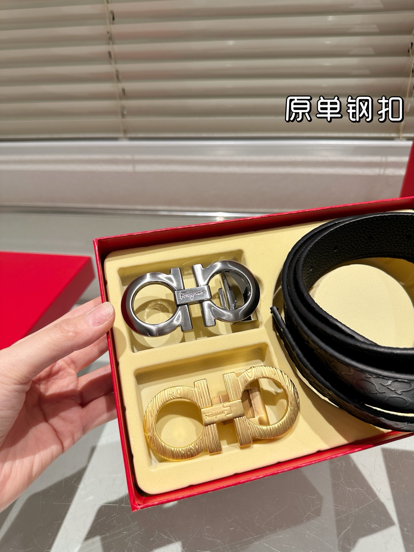双头‼️💰300包邮 钢扣
高版本！腰带[嘿哈]菲拉格慕牛皮🐂皮带～热门款 男女通用皮带里面最火的版本啦～质量很好 全套包装！五金绝对不褪色 皮带头和专柜一样的哦～ 配礼盒手提袋发票