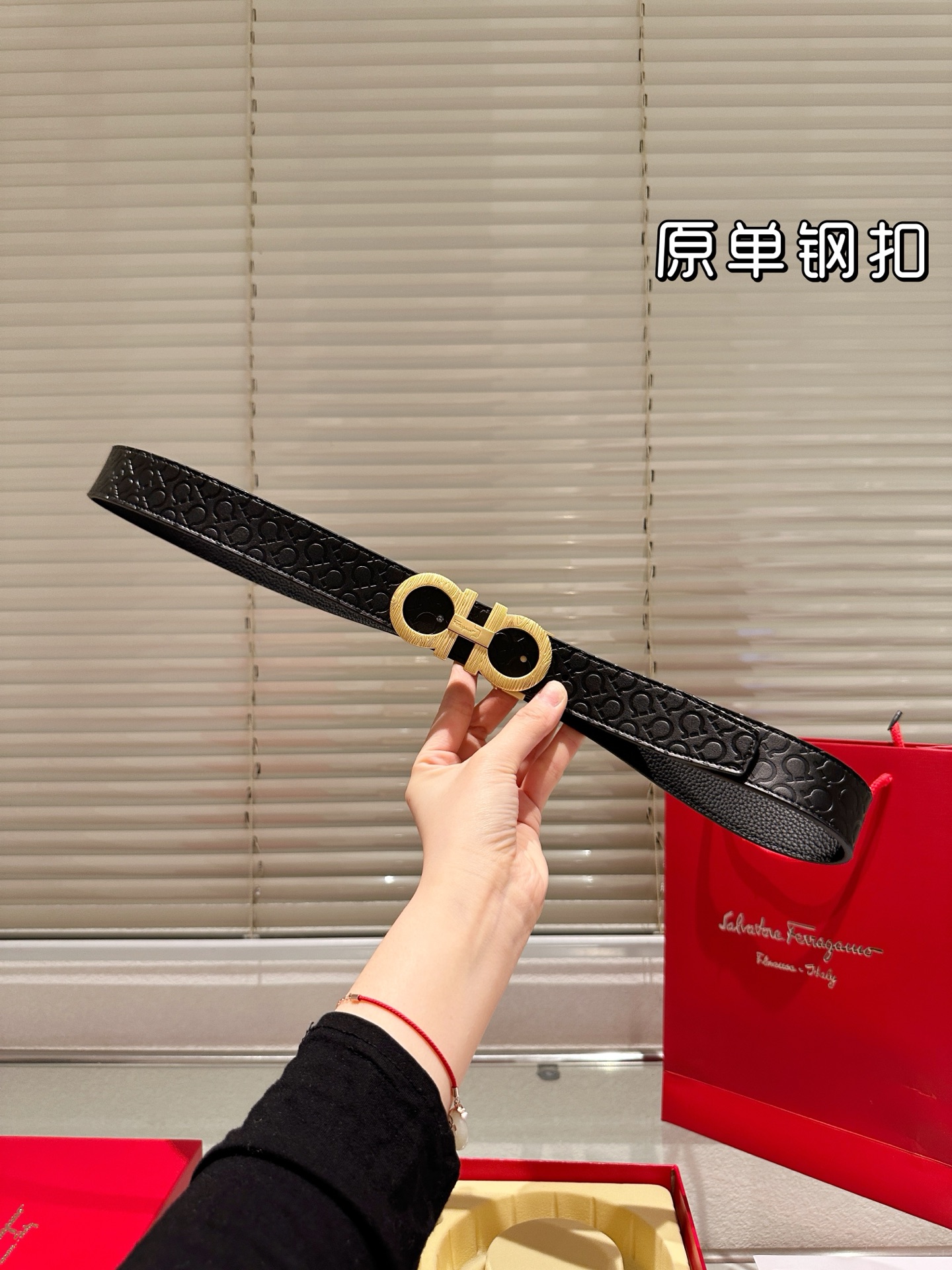 双头‼️💰300包邮 钢扣
高版本！腰带[嘿哈]菲拉格慕牛皮🐂皮带～热门款 男女通用皮带里面最火的版本啦～质量很好 全套包装！五金绝对不褪色 皮带头和专柜一样的哦～ 配礼盒手提袋发票