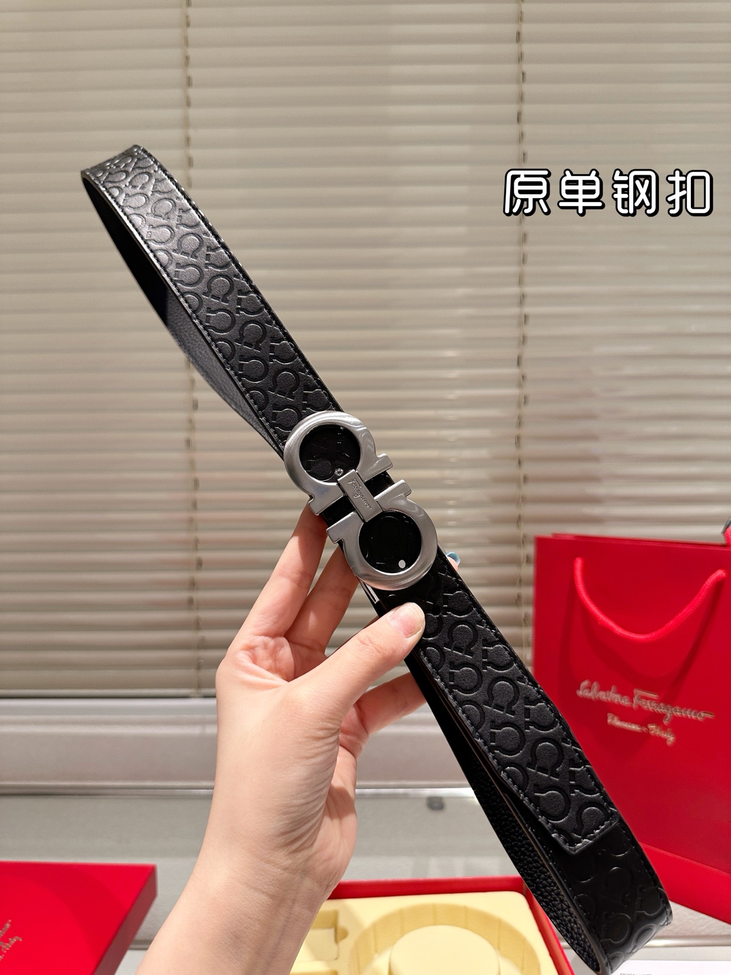 双头‼️💰300包邮 钢扣
高版本！腰带[嘿哈]菲拉格慕牛皮🐂皮带～热门款 男女通用皮带里面最火的版本啦～质量很好 全套包装！五金绝对不褪色 皮带头和专柜一样的哦～ 配礼盒手提袋发票