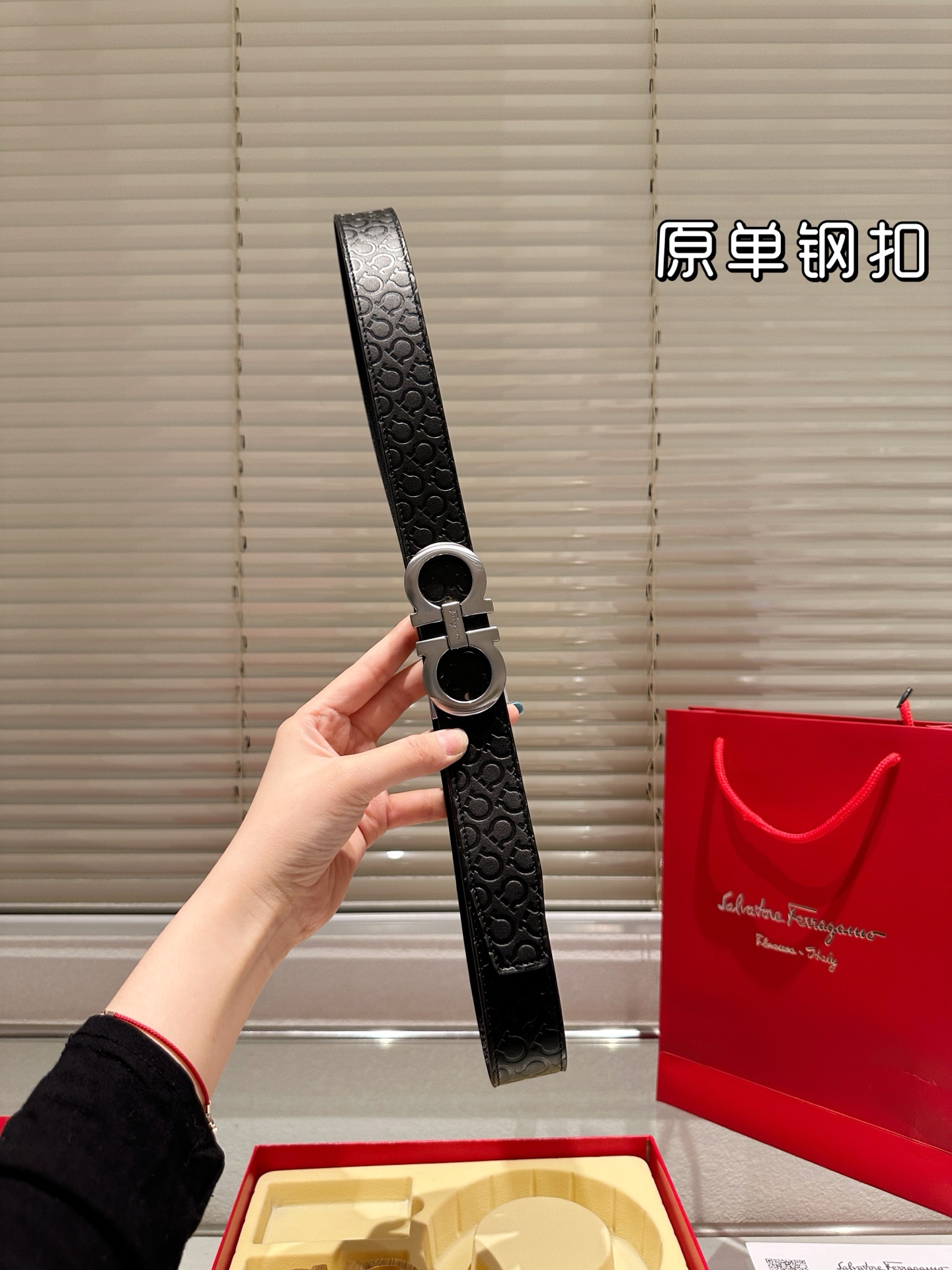 双头‼️💰300包邮 钢扣
高版本！腰带[嘿哈]菲拉格慕牛皮🐂皮带～热门款 男女通用皮带里面最火的版本啦～质量很好 全套包装！五金绝对不褪色 皮带头和专柜一样的哦～ 配礼盒手提袋发票