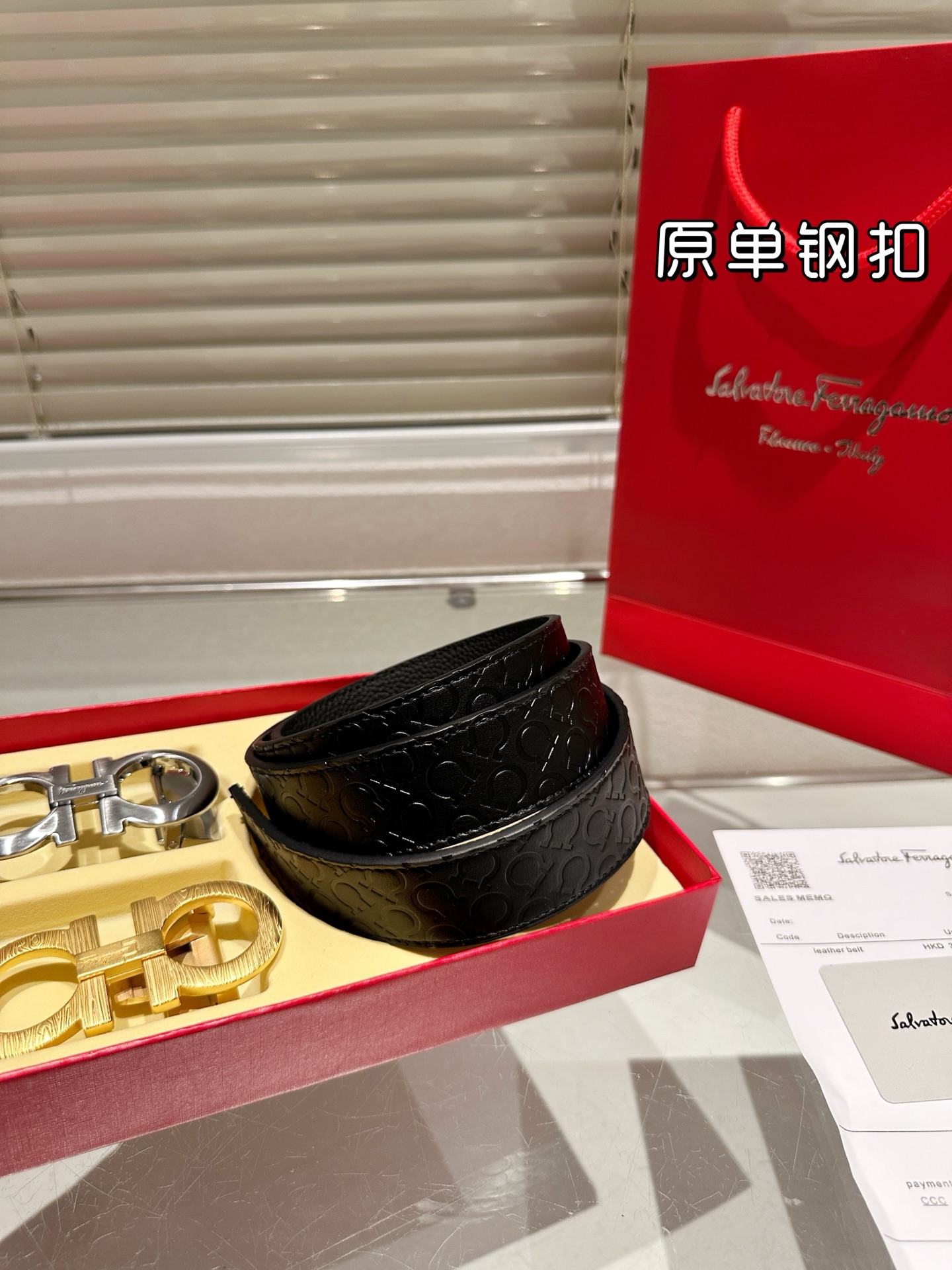 双头‼️💰300包邮 钢扣
高版本！腰带[嘿哈]菲拉格慕牛皮🐂皮带～热门款 男女通用皮带里面最火的版本啦～质量很好 全套包装！五金绝对不褪色 皮带头和专柜一样的哦～ 配礼盒手提袋发票