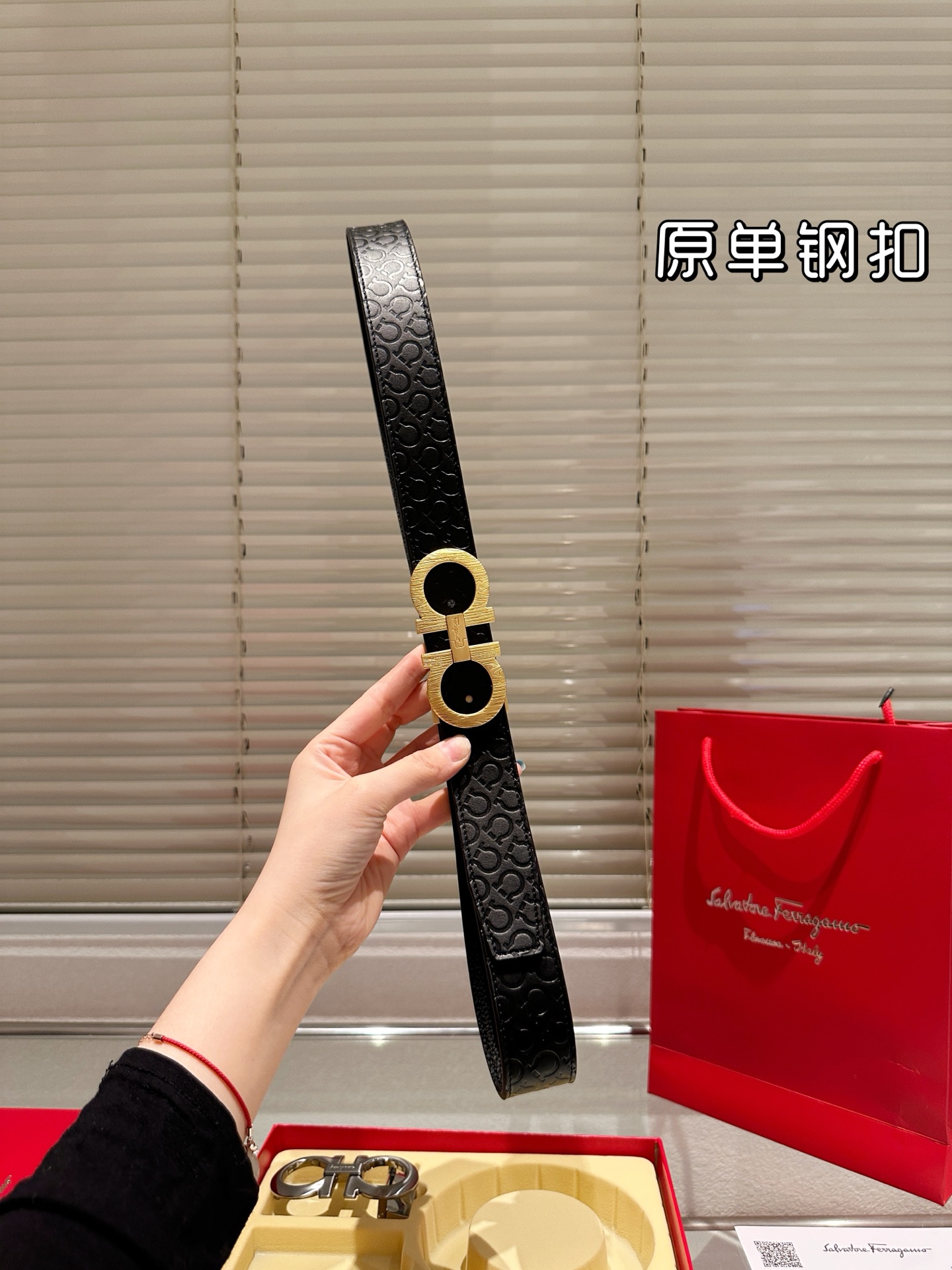 双头‼️💰300包邮 钢扣
高版本！腰带[嘿哈]菲拉格慕牛皮🐂皮带～热门款 男女通用皮带里面最火的版本啦～质量很好 全套包装！五金绝对不褪色 皮带头和专柜一样的哦～ 配礼盒手提袋发票