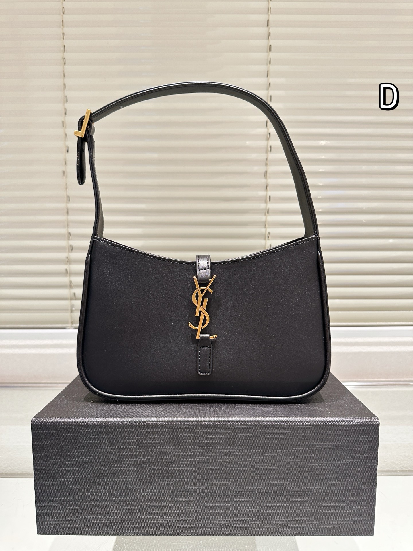 💰310
YSL 奶呼呼的圣罗兰腋下包
YSL圣罗兰 Saint Laurent LE 5 A 7 HOBO BAG IN
SMOOTH LEATHER 腋下包
非常适合春季的腋下包,真的太好看了
尺寸24 15cm 新包装🎁