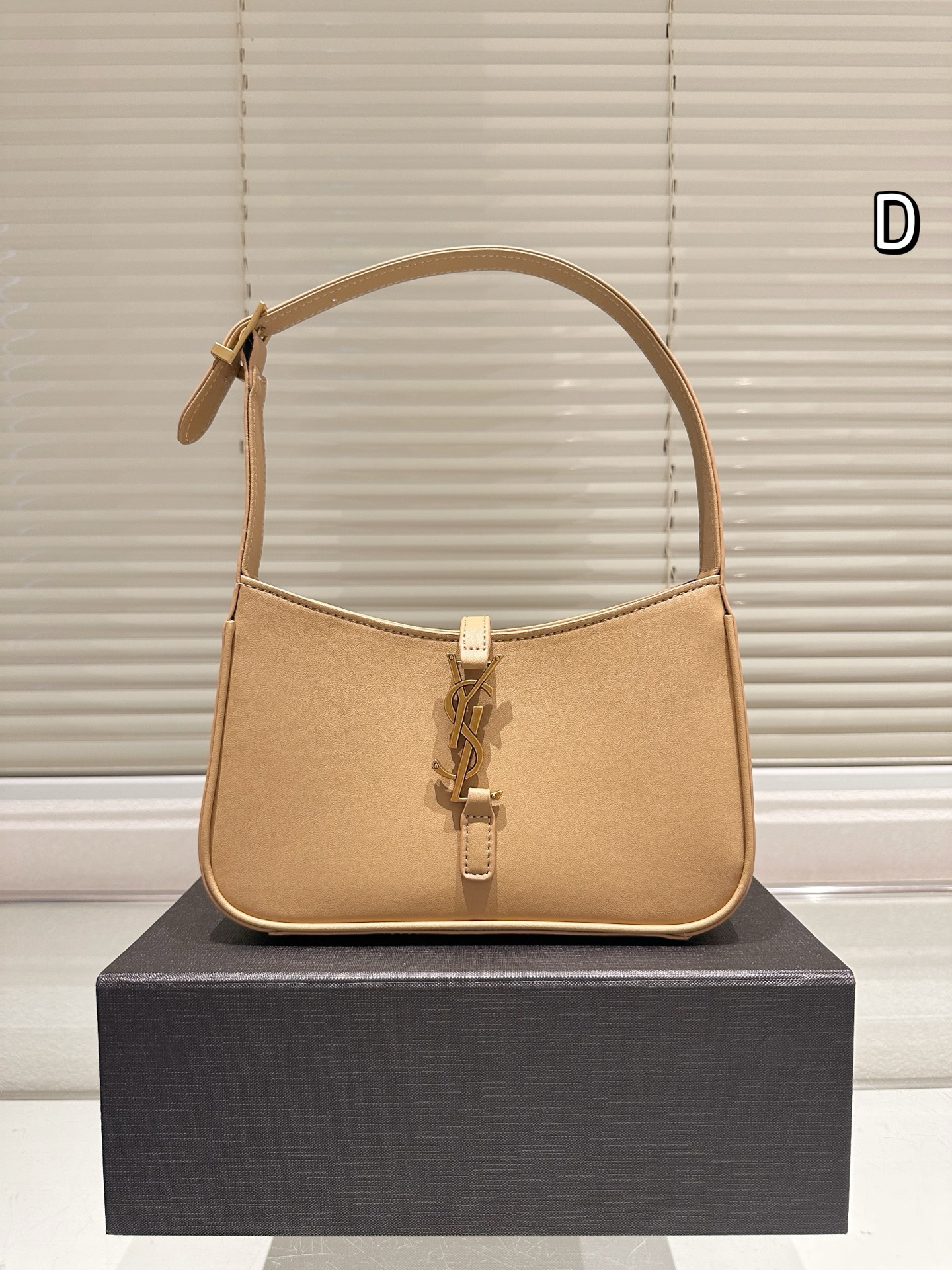 💰310
YSL 奶呼呼的圣罗兰腋下包
YSL圣罗兰 Saint Laurent LE 5 A 7 HOBO BAG IN
SMOOTH LEATHER 腋下包
非常适合春季的腋下包,真的太好看了
尺寸24 15cm 新包装🎁