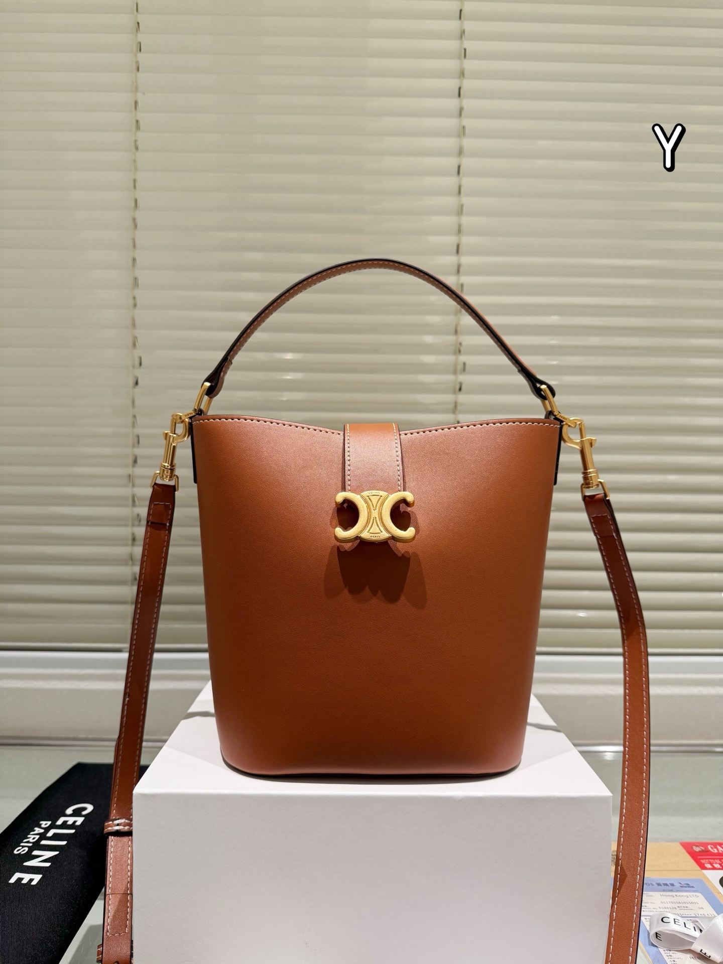 顶级原单 💰360 Celine/赛琳 24新款 TRIOM💰HE 凯旋门水桶包 单肩斜跨包 Lisa同款 大家都知道C家换了设计师 ,这次新款和旧款的最大不同之处在于锁扣,走秀款 将复古元素与一向拿手的利落线条完美结合 焕发出全新的动人魅力 尺寸18.21cm