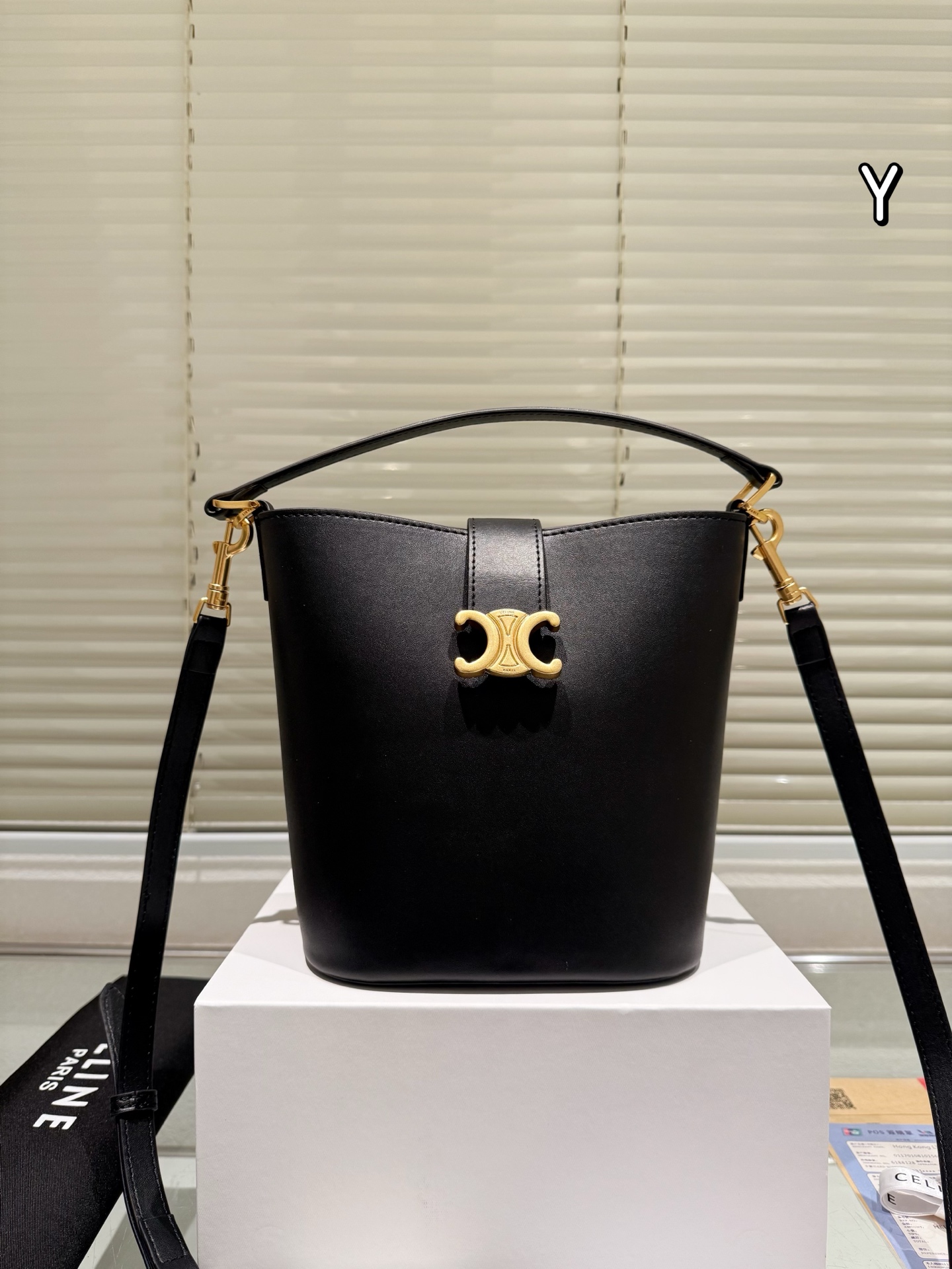 顶级原单 💰360 Celine/赛琳 24新款 TRIOM💰HE 凯旋门水桶包 单肩斜跨包 Lisa同款 大家都知道C家换了设计师 ,这次新款和旧款的最大不同之处在于锁扣,走秀款 将复古元素与一向拿手的利落线条完美结合 焕发出全新的动人魅力 尺寸18.21cm