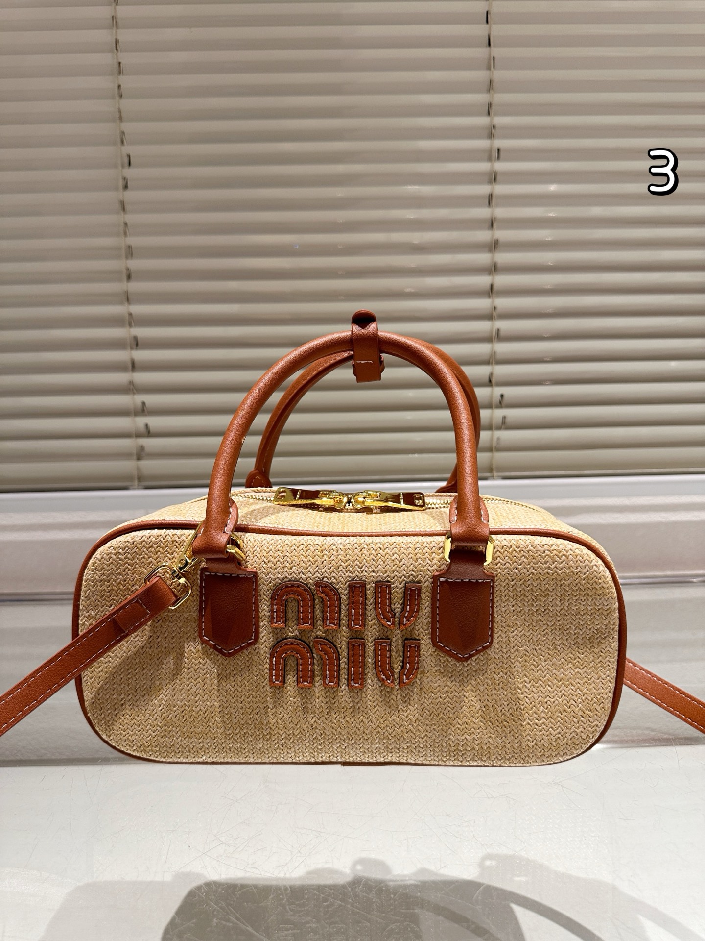 💰350 草编
miumiu保龄球!
上身效果很不错,非常简单的线条很适合春夏,锁头小挂 件也可以拿下来挂别的包,上 面都有logo刻印很精致,赶 上现在韩币暴跌到手比口还划算- -点
#保龄球包#miumiu #miumiu 包#miumiu 保龄球包
尺寸28.12