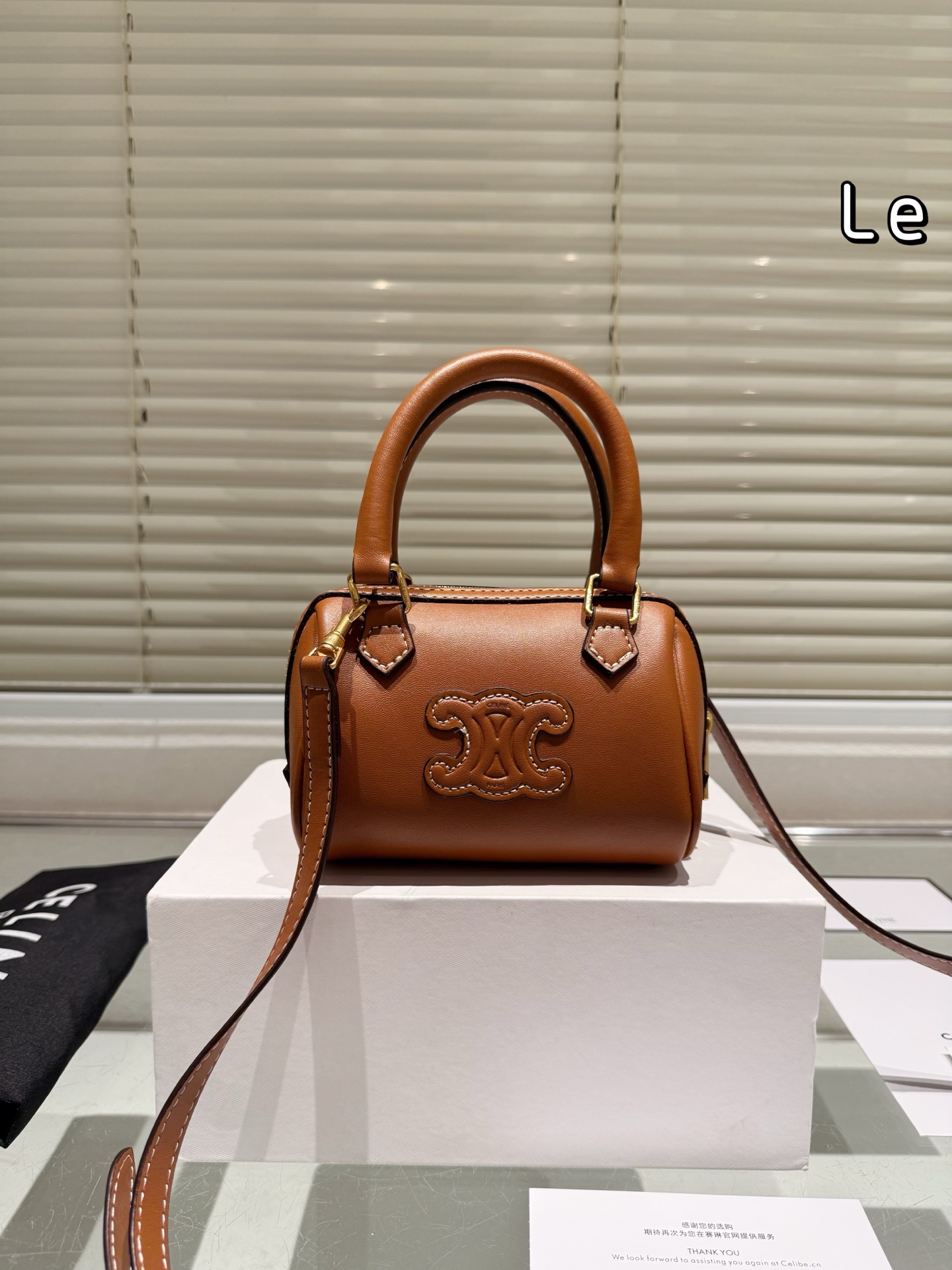 💰285 配盒
赛琳celine枕头包
独特设计 时尚又经典
超级百搭
上身又A又飒
尺寸: 15cm