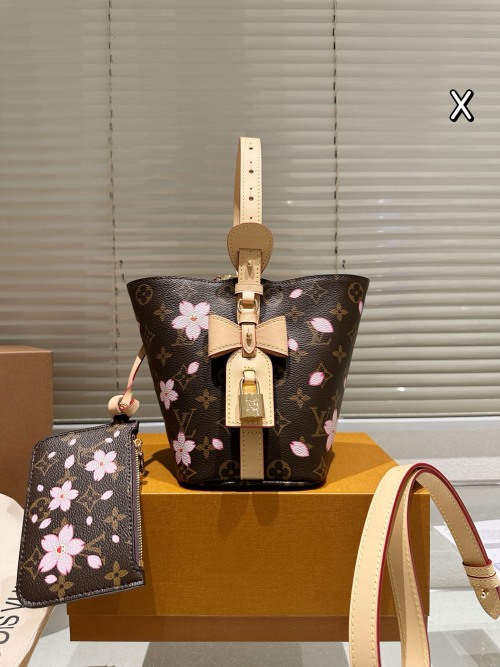 Louis Vuitton All In BB Bucket Bag Monogram Leather with Lock, 19 x 18 x 12 cm 1 Louis Vuitton All In BB Bucket Bag Monogram Leather with Lock, 19 x 18 x 12 cm