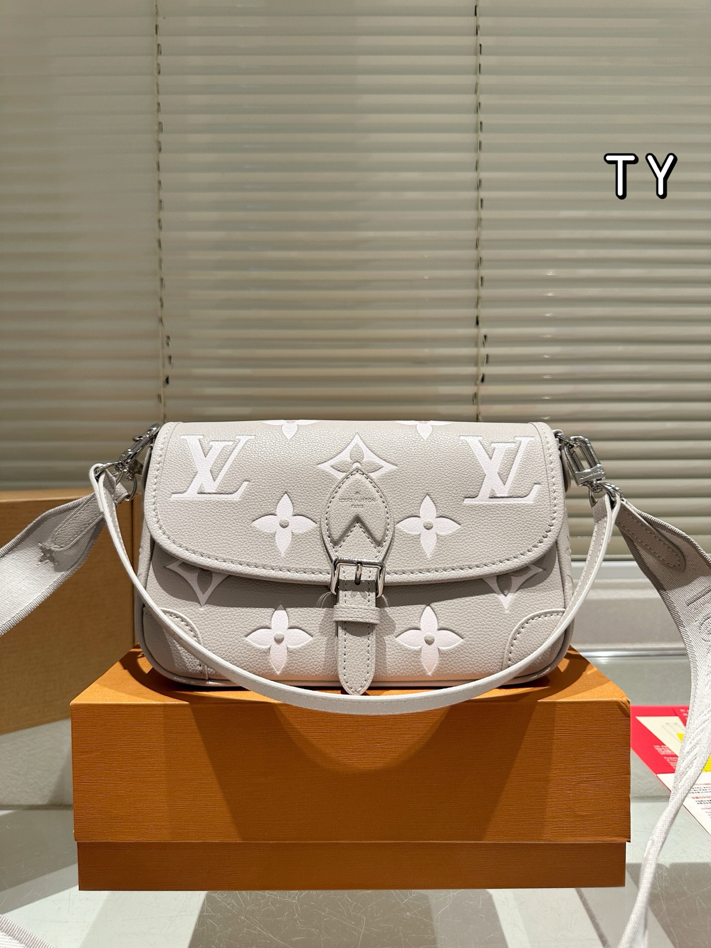 牛皮版本💰215包邮
LV Louis Vuitton ｜Diane法棍包
LV法棍Diane绝绝子
上身复古又舒服😌
设计灵感来自于中古包Sologne
两条肩带  手拿腋下或者单肩斜挎都好背
尺寸：9*15*24cm