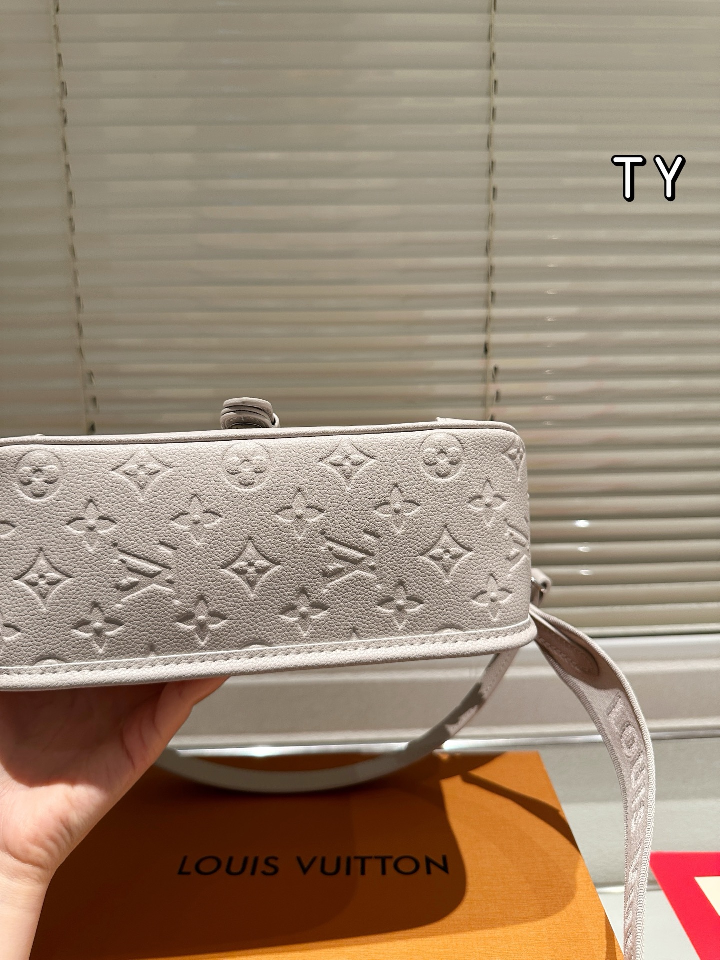牛皮版本💰215包邮
LV Louis Vuitton ｜Diane法棍包
LV法棍Diane绝绝子
上身复古又舒服😌
设计灵感来自于中古包Sologne
两条肩带  手拿腋下或者单肩斜挎都好背
尺寸：9*15*24cm