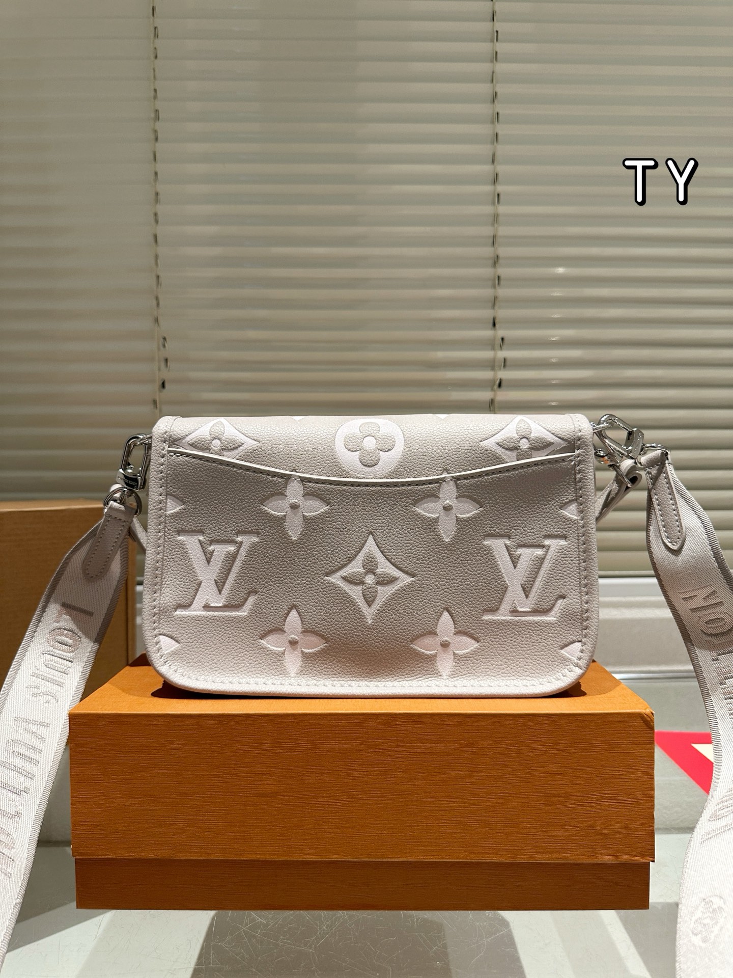 牛皮版本💰215包邮
LV Louis Vuitton ｜Diane法棍包
LV法棍Diane绝绝子
上身复古又舒服😌
设计灵感来自于中古包Sologne
两条肩带  手拿腋下或者单肩斜挎都好背
尺寸：9*15*24cm