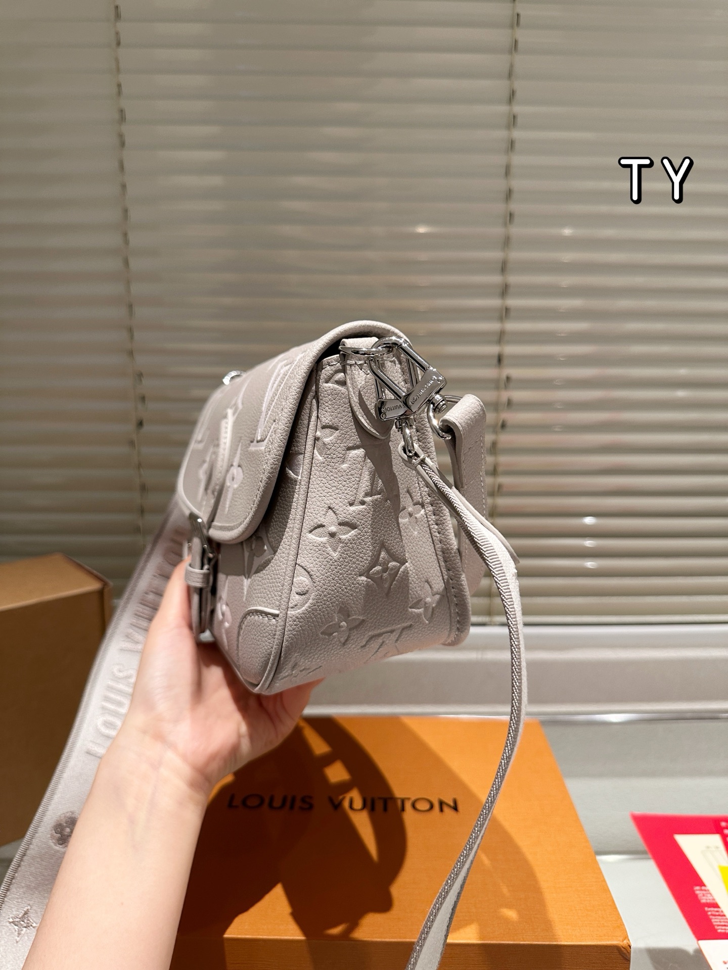 牛皮版本💰215包邮
LV Louis Vuitton ｜Diane法棍包
LV法棍Diane绝绝子
上身复古又舒服😌
设计灵感来自于中古包Sologne
两条肩带  手拿腋下或者单肩斜挎都好背
尺寸：9*15*24cm
