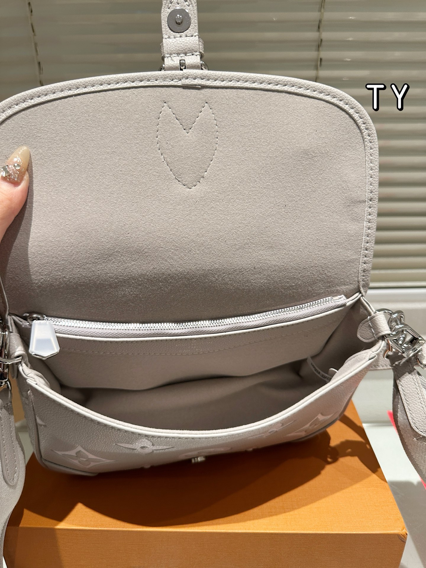 牛皮版本💰215包邮
LV Louis Vuitton ｜Diane法棍包
LV法棍Diane绝绝子
上身复古又舒服😌
设计灵感来自于中古包Sologne
两条肩带  手拿腋下或者单肩斜挎都好背
尺寸：9*15*24cm