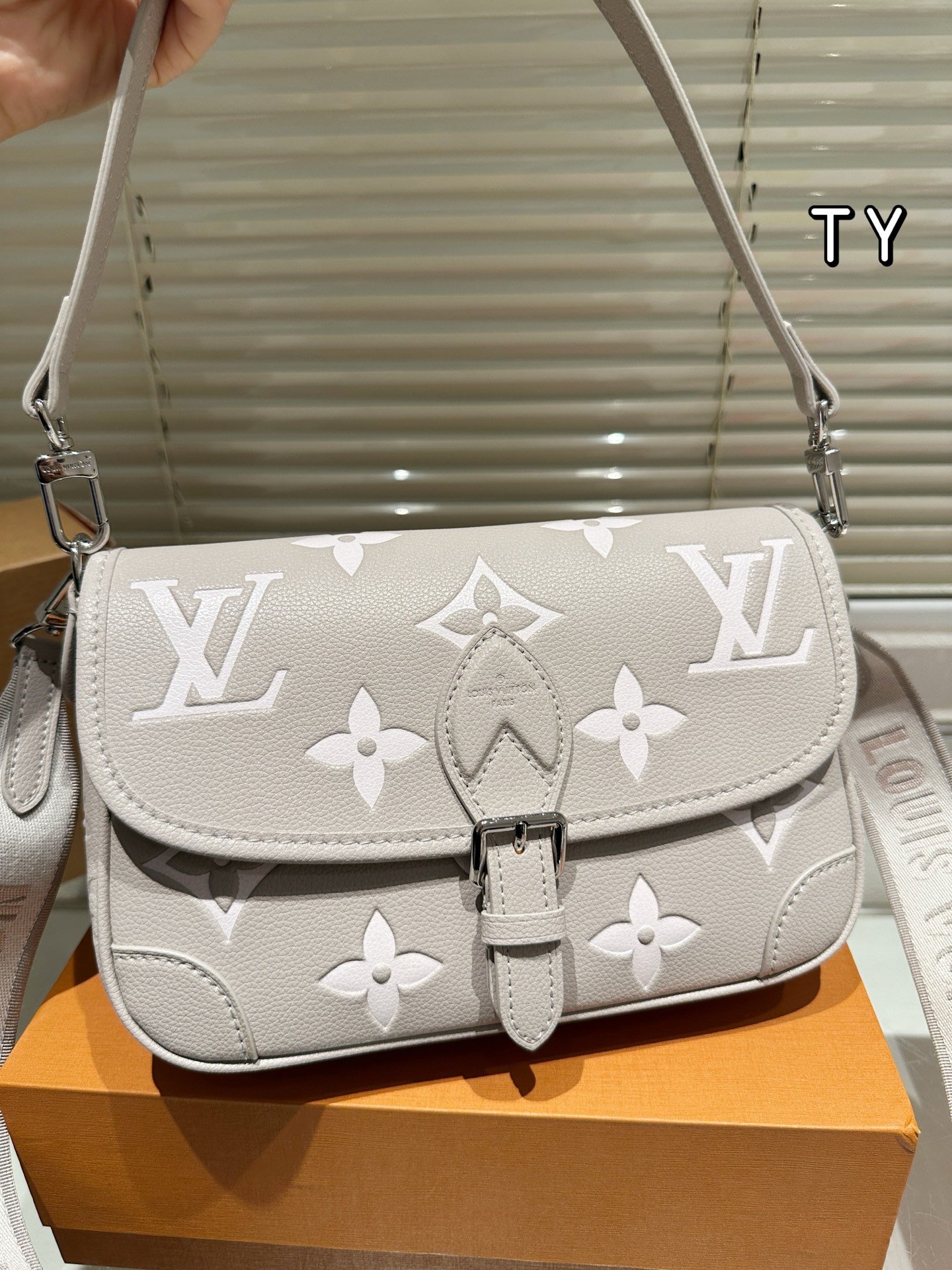 牛皮版本💰215包邮
LV Louis Vuitton ｜Diane法棍包
LV法棍Diane绝绝子
上身复古又舒服😌
设计灵感来自于中古包Sologne
两条肩带  手拿腋下或者单肩斜挎都好背
尺寸：9*15*24cm